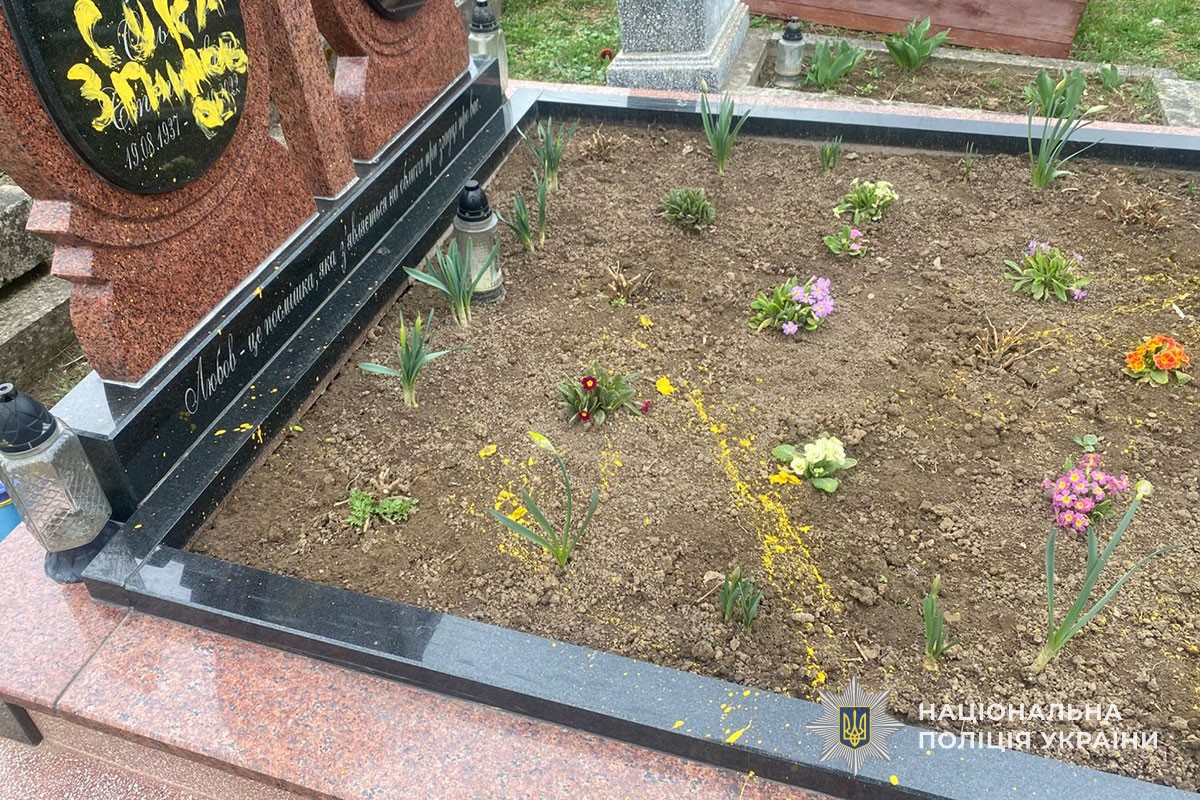 Обмалював могилу лайливими словами, бо покійна за життя нібито з нього насміхалася. Що сказав суд?