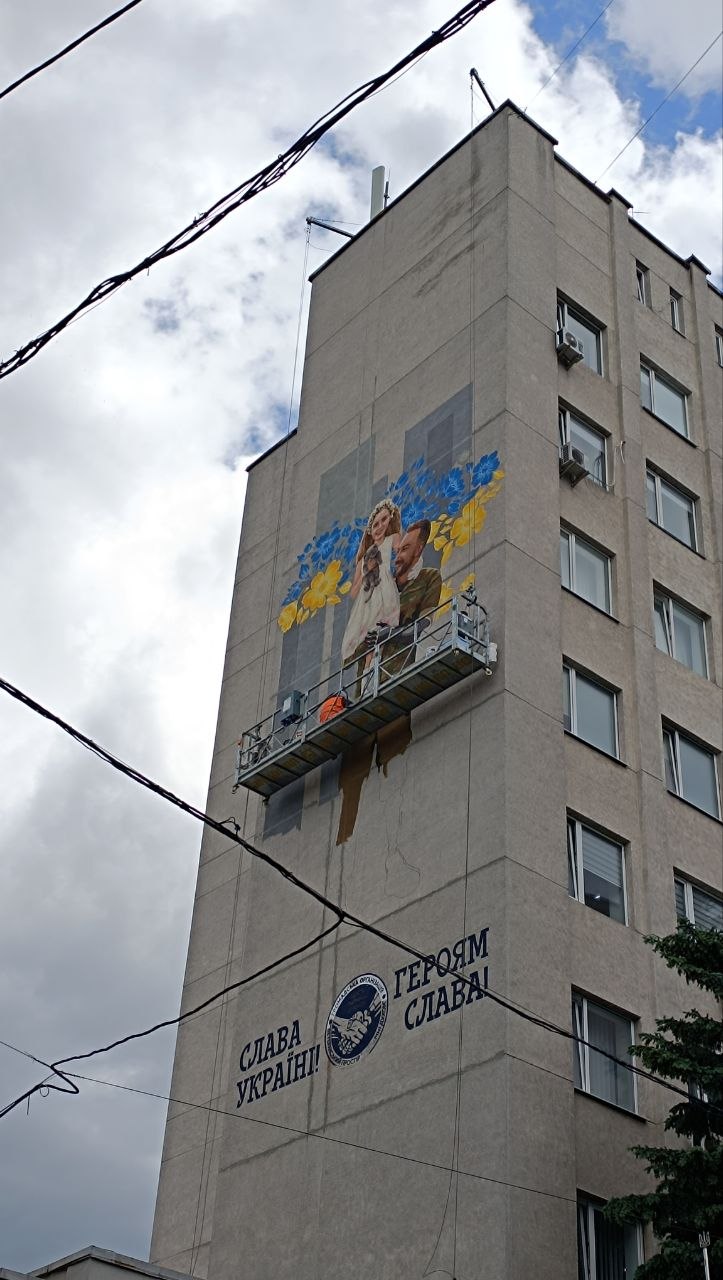 Новини Тернополя - фото з Завершують 15-метровий мурал на стіні будівлі поліції в Тернополі