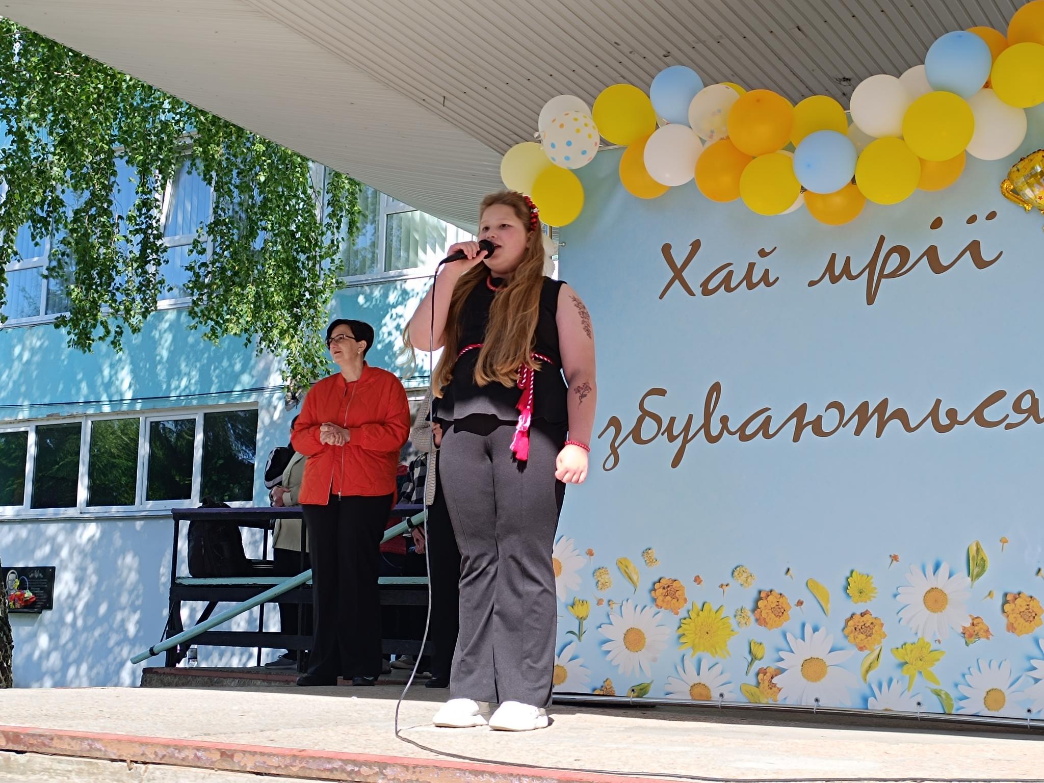 Новини Козятина - фото з Червона доріжка, Магістерка Успіху та весела руханка: Останній дзвінок в опорному ліцеї