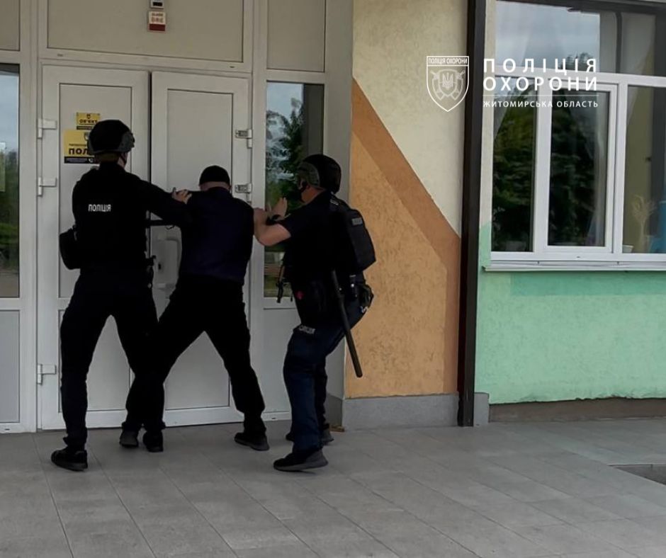 Новини Житомира - фото з Безпечне освітнє середовище: у 66 закладах освіти Житомирщини завершилися спеціальні навчання для поліцейських
