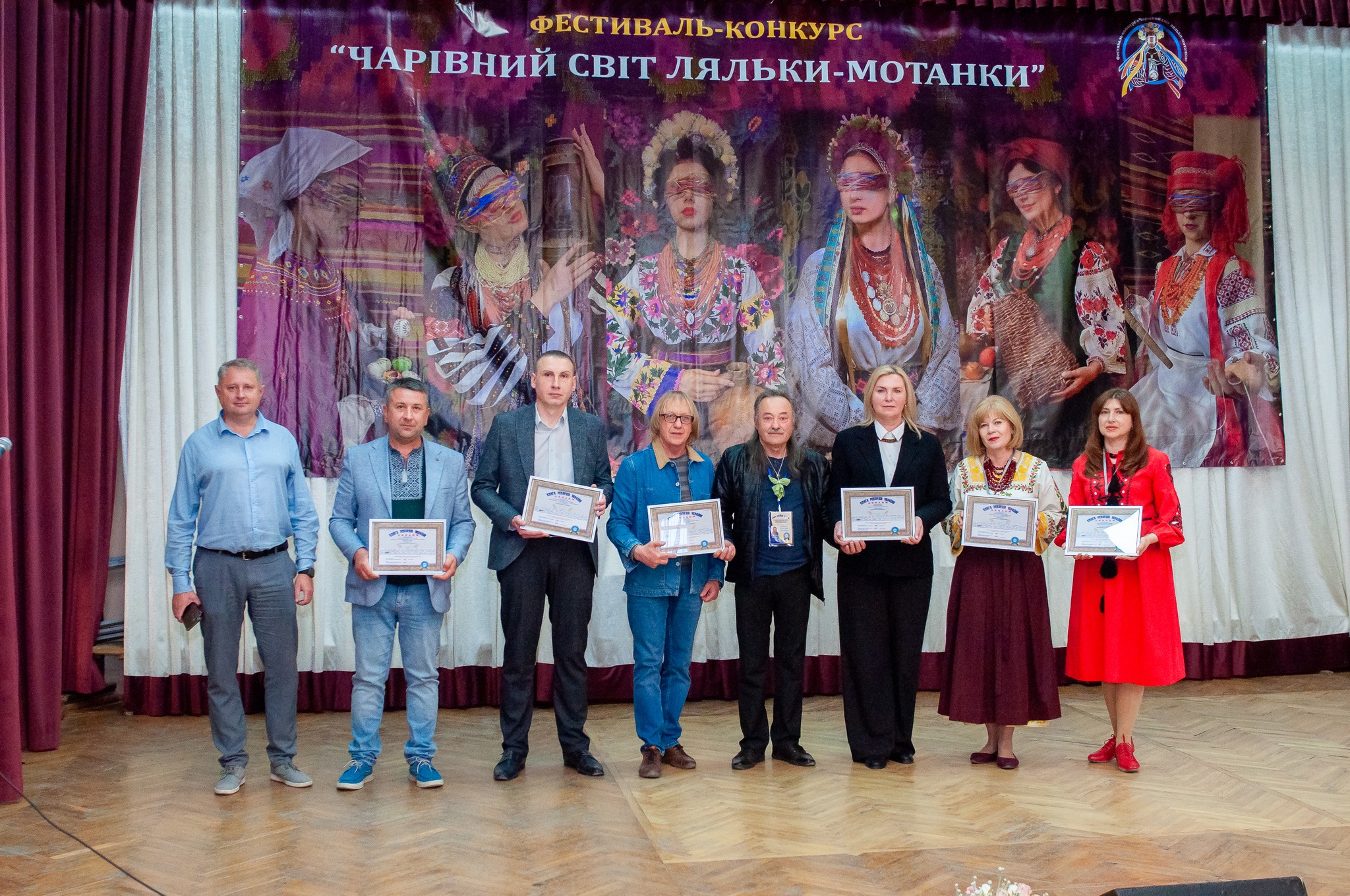 Новини Тернополя - фото з У Кременці встановили рекорд України: в одному місці зібрали 1275 ляльок-мотанок