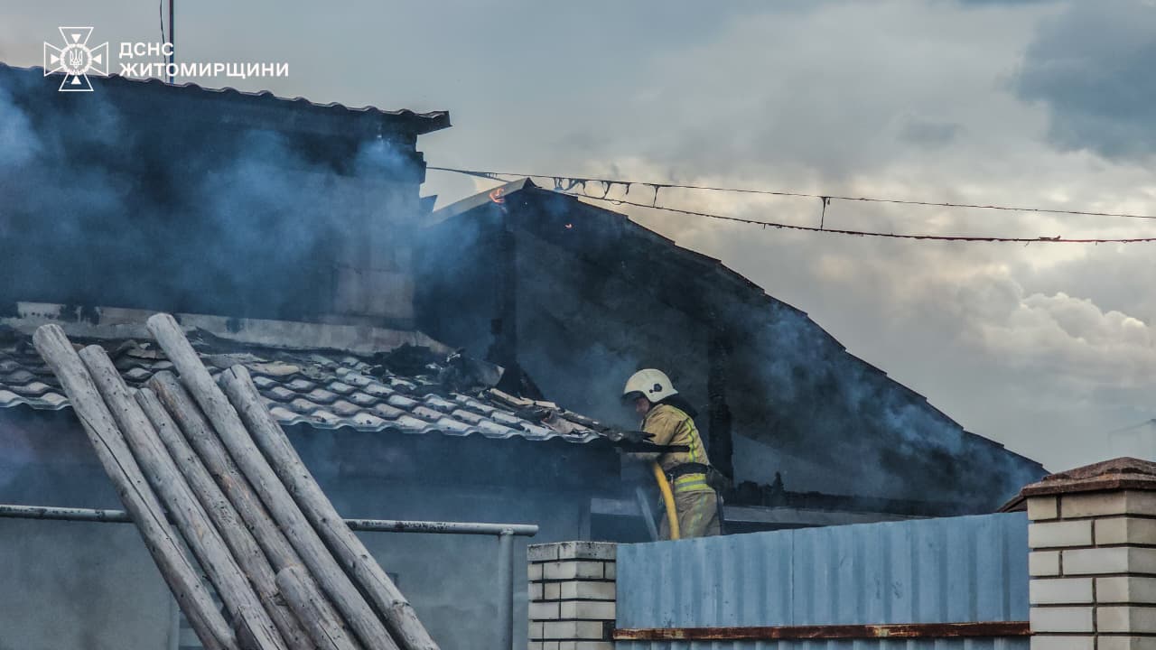 Новини Житомира - фото з Рятувальники загасили пожежу у приватній оселі на трьох господарів у Житомирі