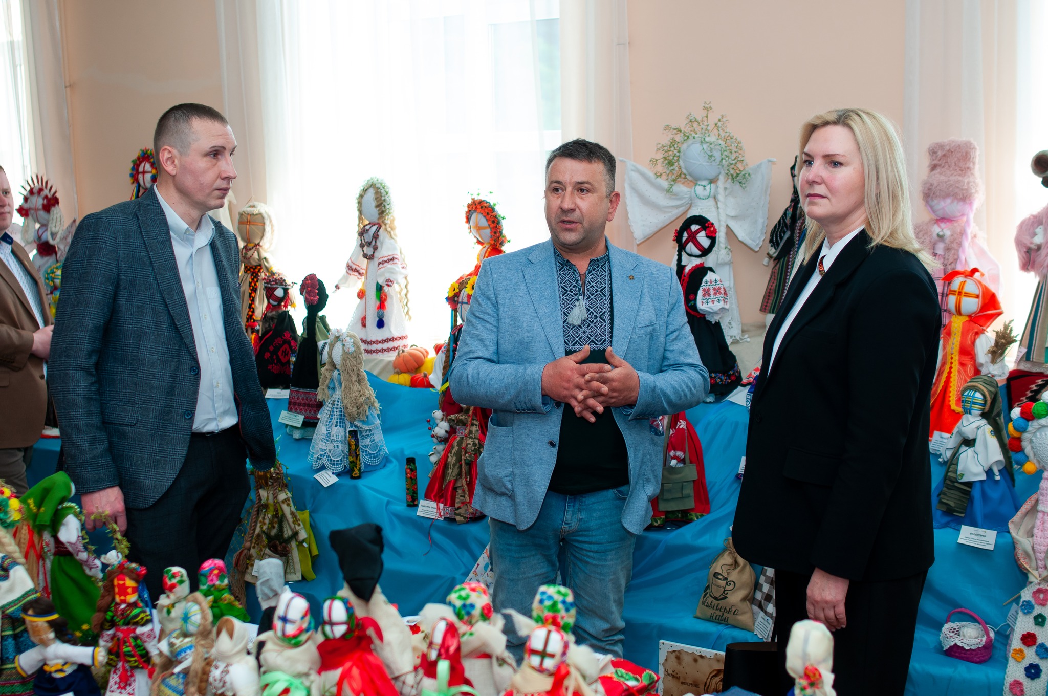 Новини Тернополя - фото з У Кременці встановили рекорд України: в одному місці зібрали 1275 ляльок-мотанок