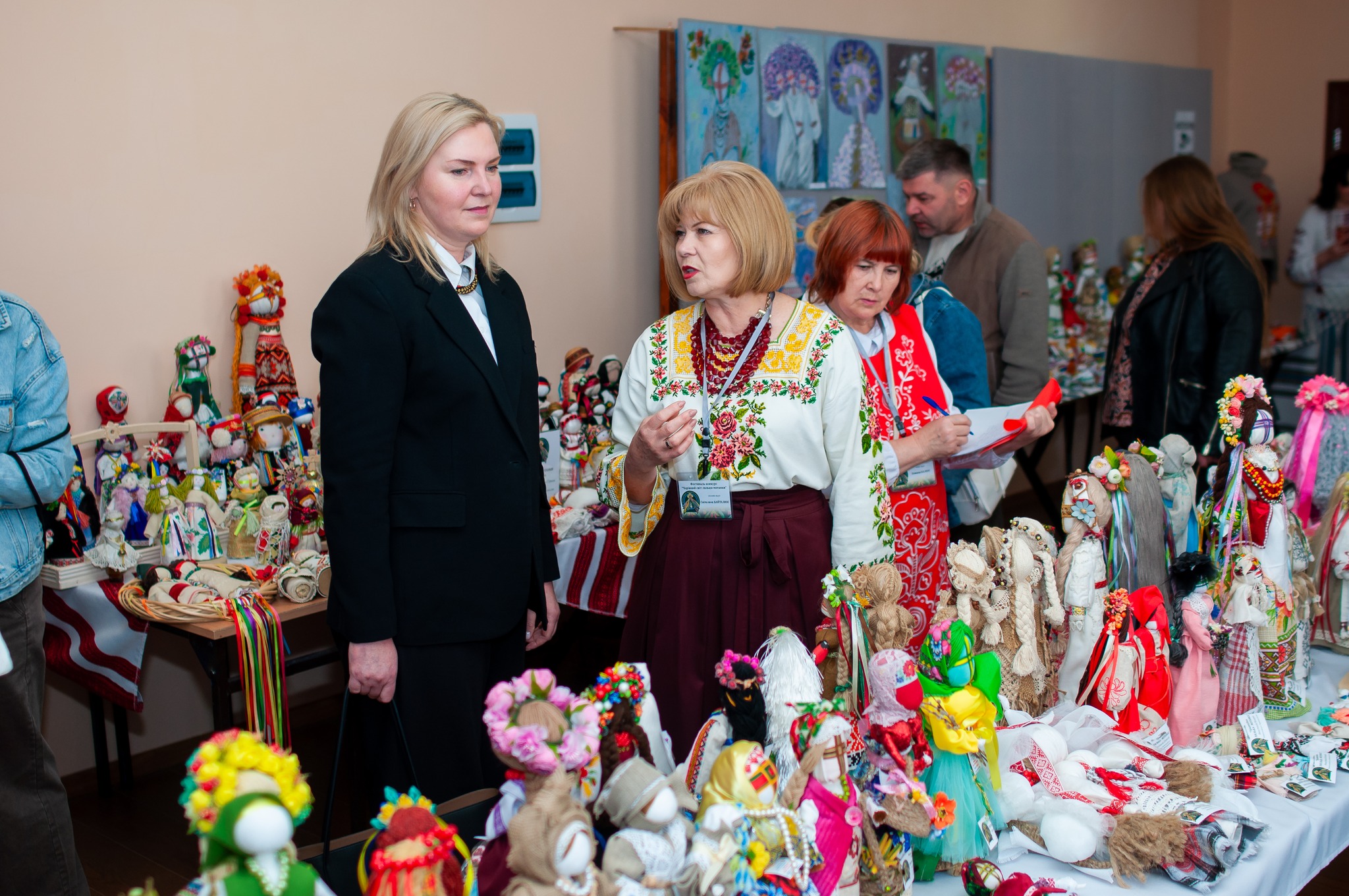Новини Тернополя - фото з У Кременці встановили рекорд України: в одному місці зібрали 1275 ляльок-мотанок