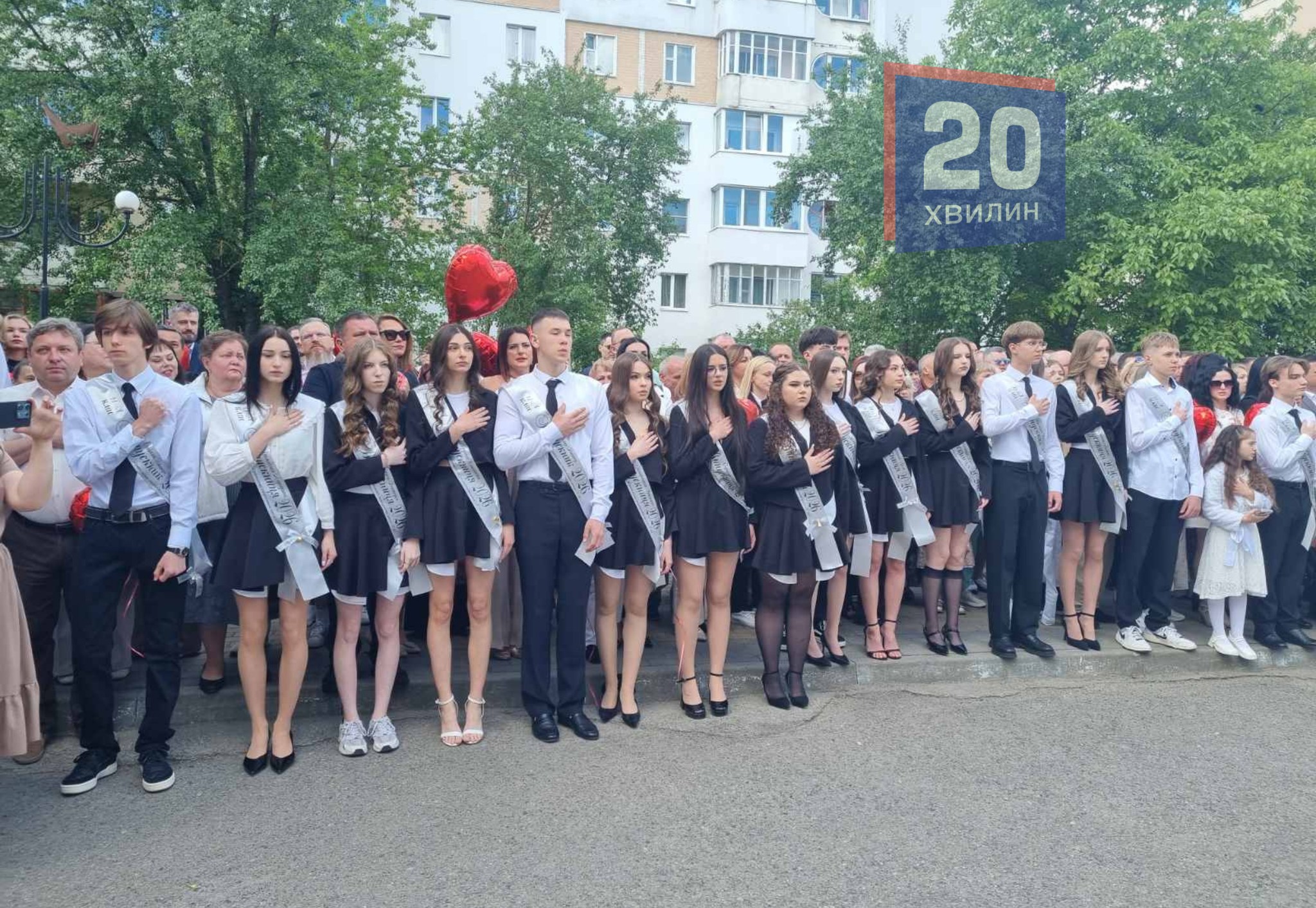 Новини Тернополя - фото з «Я буду сумувати за тобою, школо»: у Тернополі другий день лунають останні дзвоники