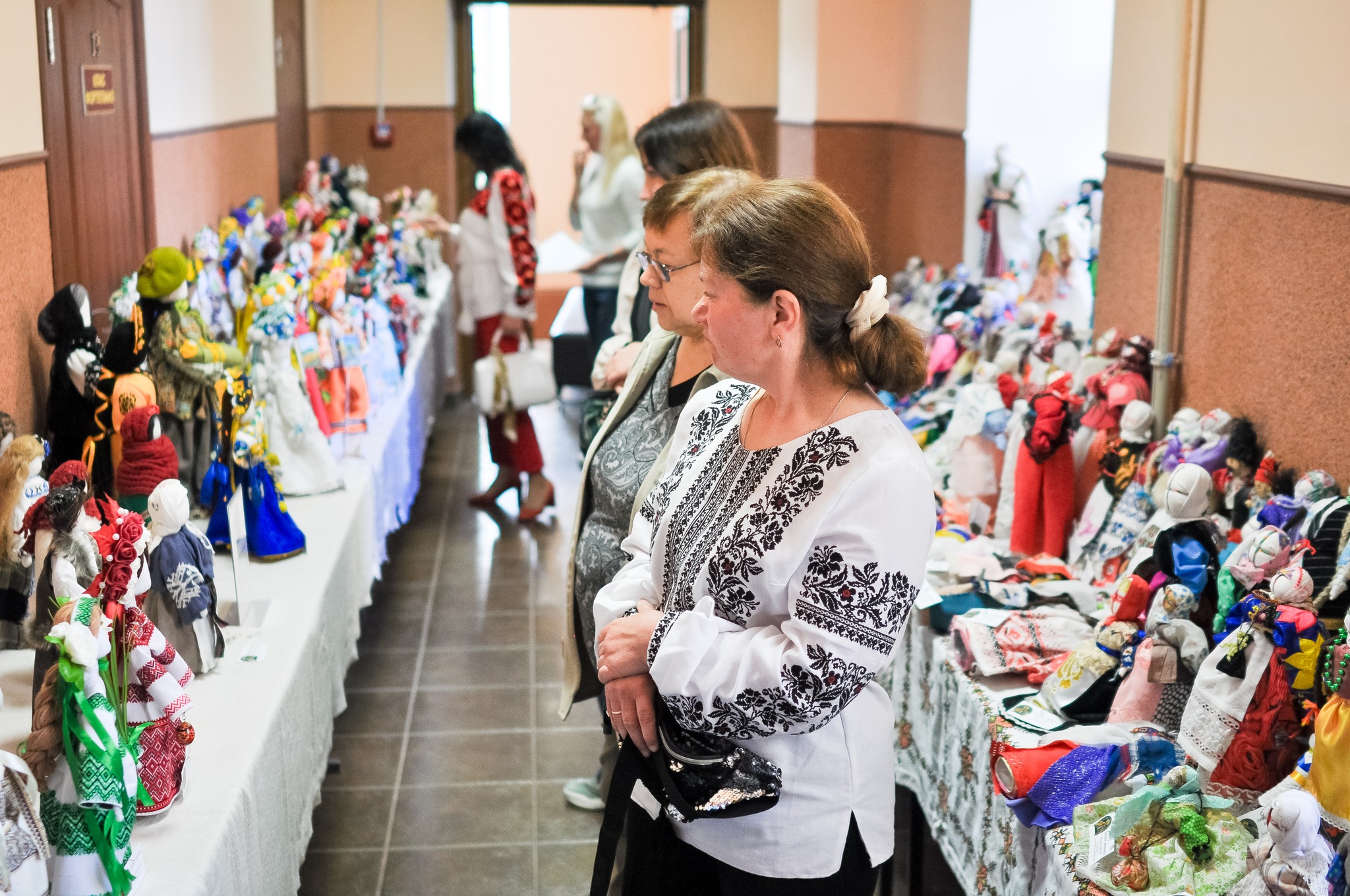 Новини Тернополя - фото з У Кременці встановили рекорд України: в одному місці зібрали 1275 ляльок-мотанок