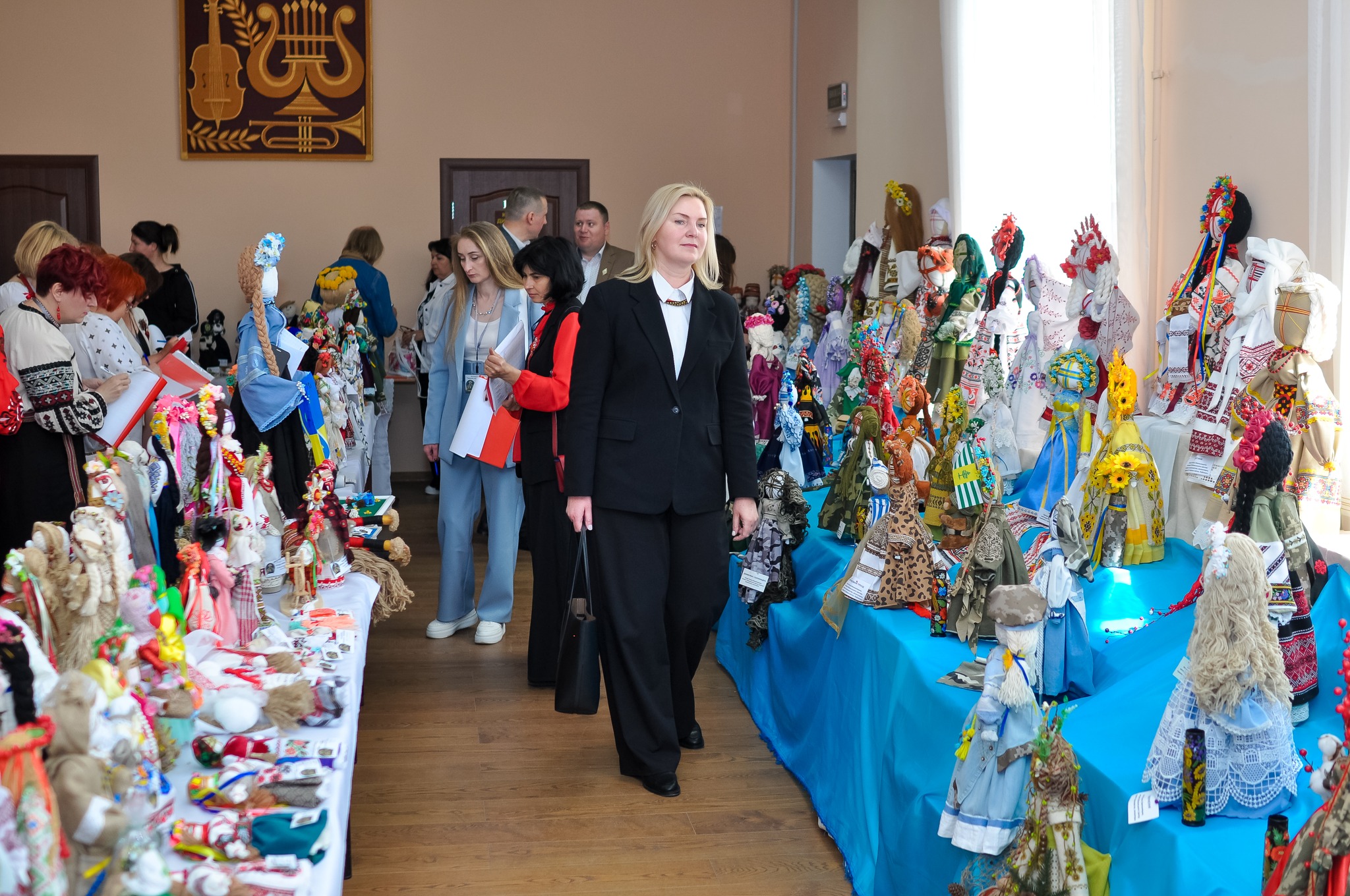 Новини Тернополя - фото з У Кременці встановили рекорд України: в одному місці зібрали 1275 ляльок-мотанок