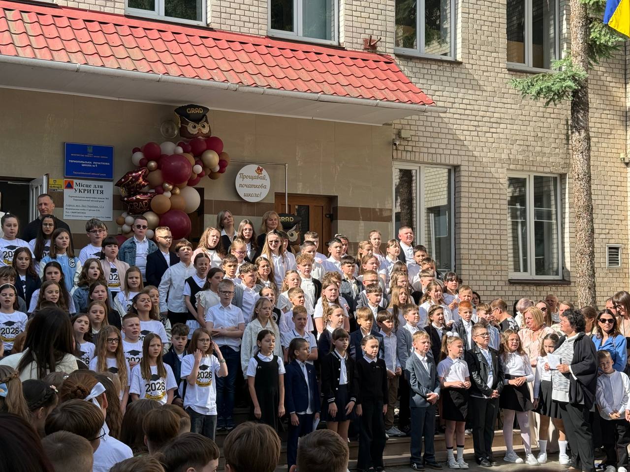 Новини Тернополя - фото з «Я буду сумувати за тобою, школо»: у Тернополі другий день лунають останні дзвоники
