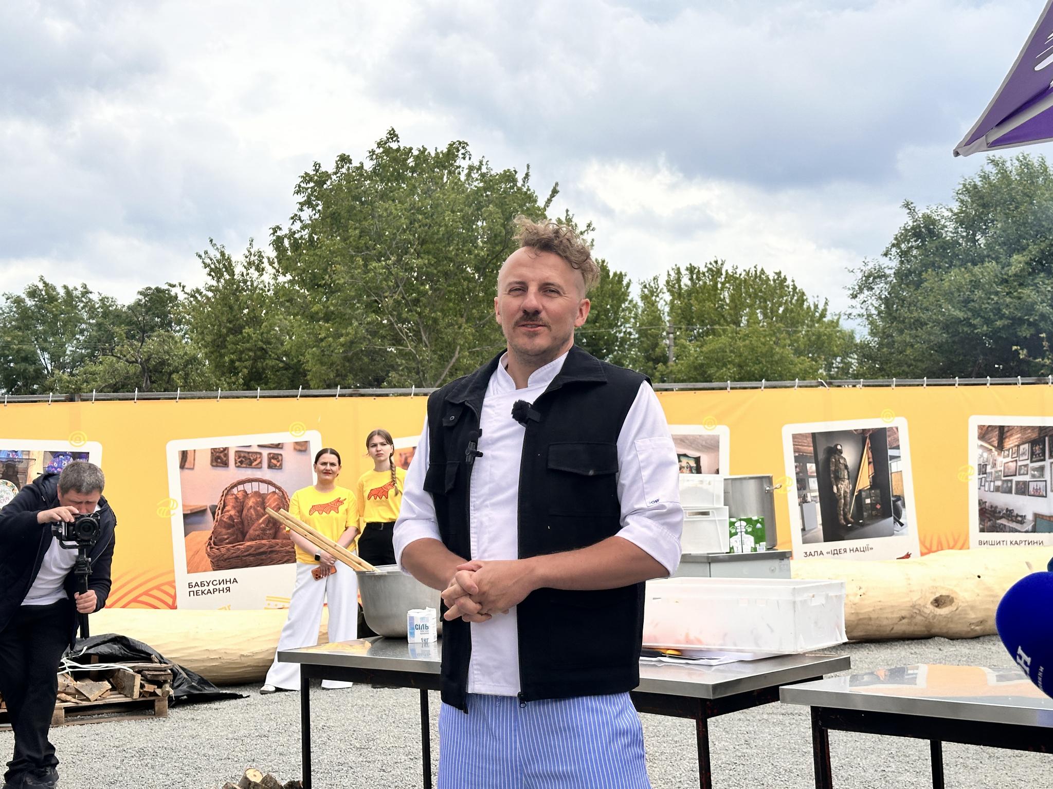 Новини Тернополя - фото з «Такого немає ніде у світі»: качаною кашею пригощав Клопотенко відвідувачів Фестивалю молока