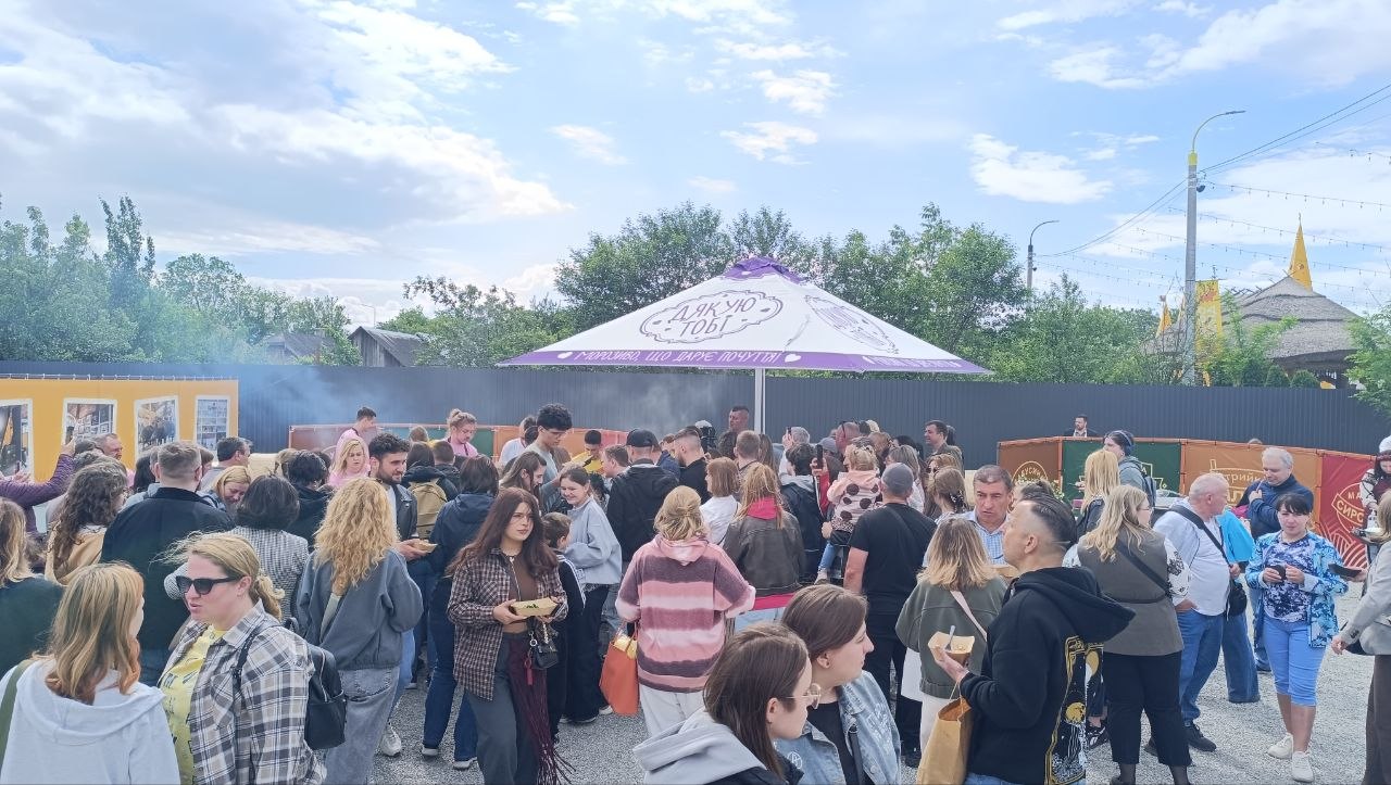 Новини Тернополя - фото з «Такого немає ніде у світі»: качаною кашею пригощав Клопотенко відвідувачів Фестивалю молока
