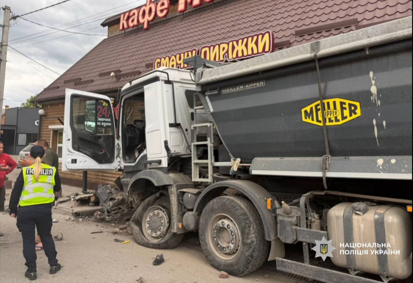 Новини Хмельницького - фото з ДТП з вантажівкою на Хмельниччині: одна людина загинула, дві травмовані (ФОТО)
