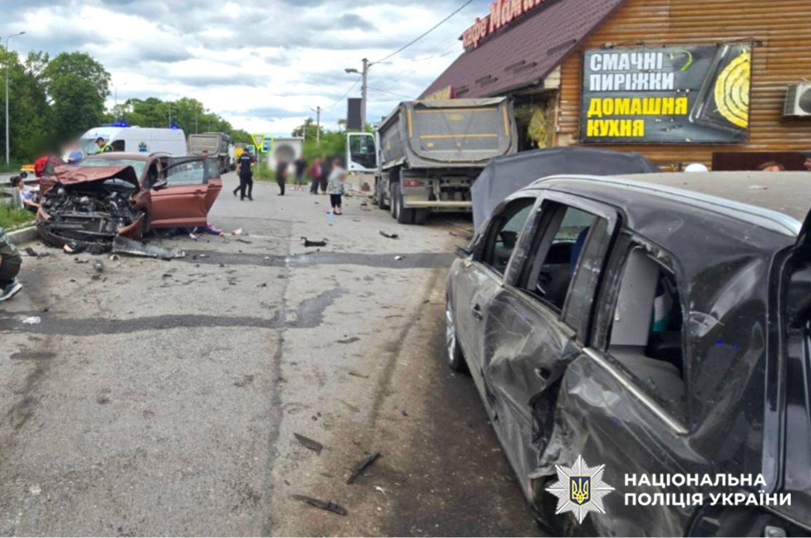 Новини Хмельницького - фото з ДТП з вантажівкою на Хмельниччині: одна людина загинула, дві травмовані (ФОТО)