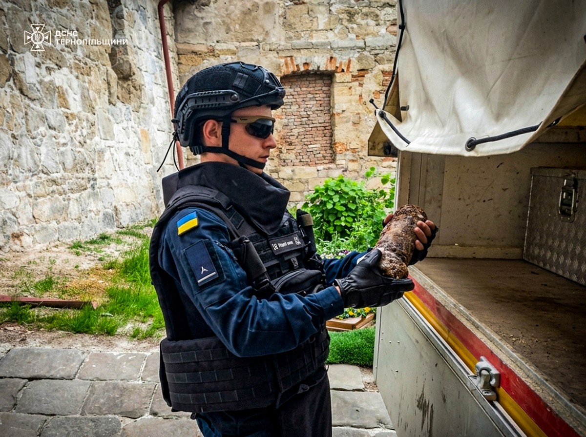 Новини Тернополя - фото з У Бережанському замку знайшли два снаряди часів Другої світової