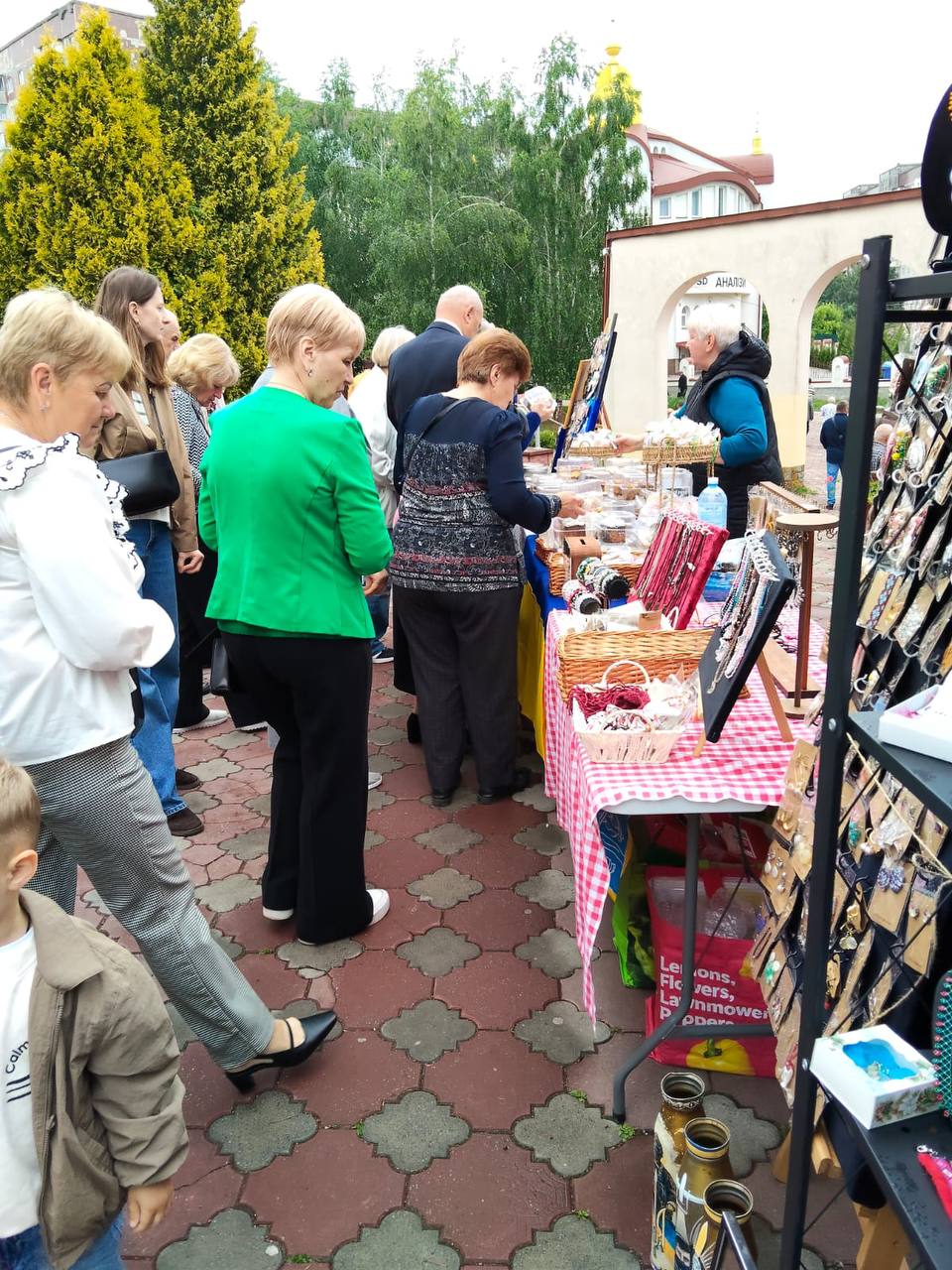 Новини Тернополя - фото з Випічка, хендмейд і донати: у Тернополі волонтери збирають на човни для військових