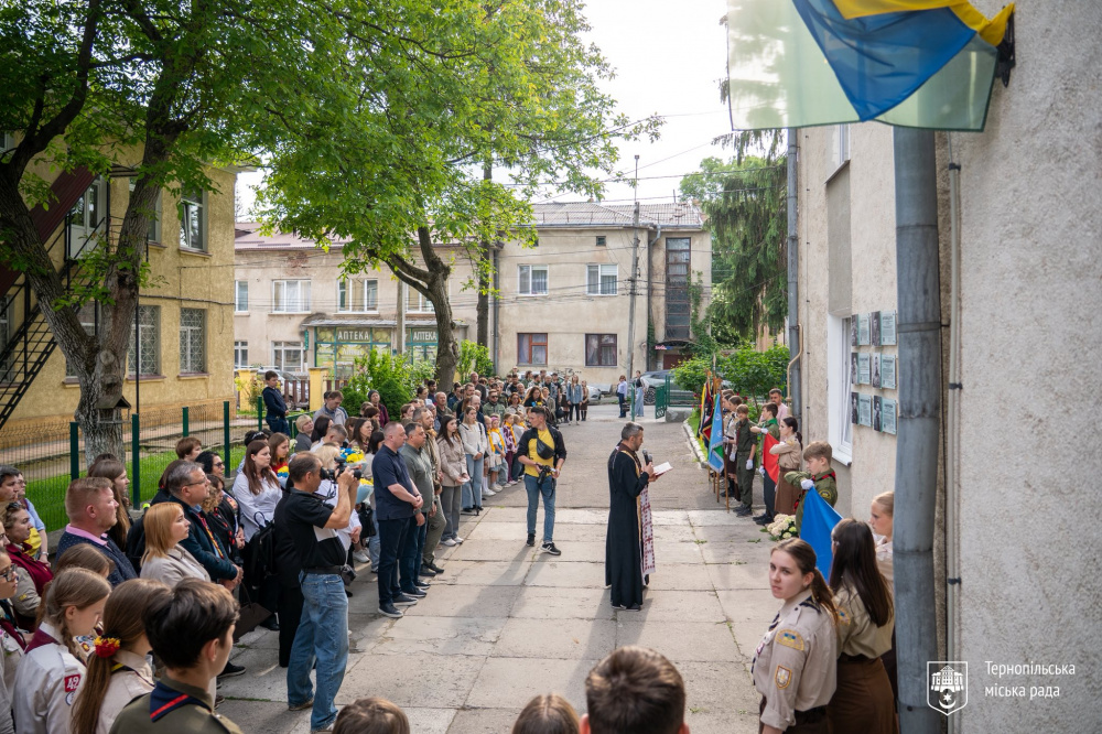 Новини Тернополя - фото з Меморіальну таблицю на честь загиблого пластуна Андрія Буди відкрили у Тернополі