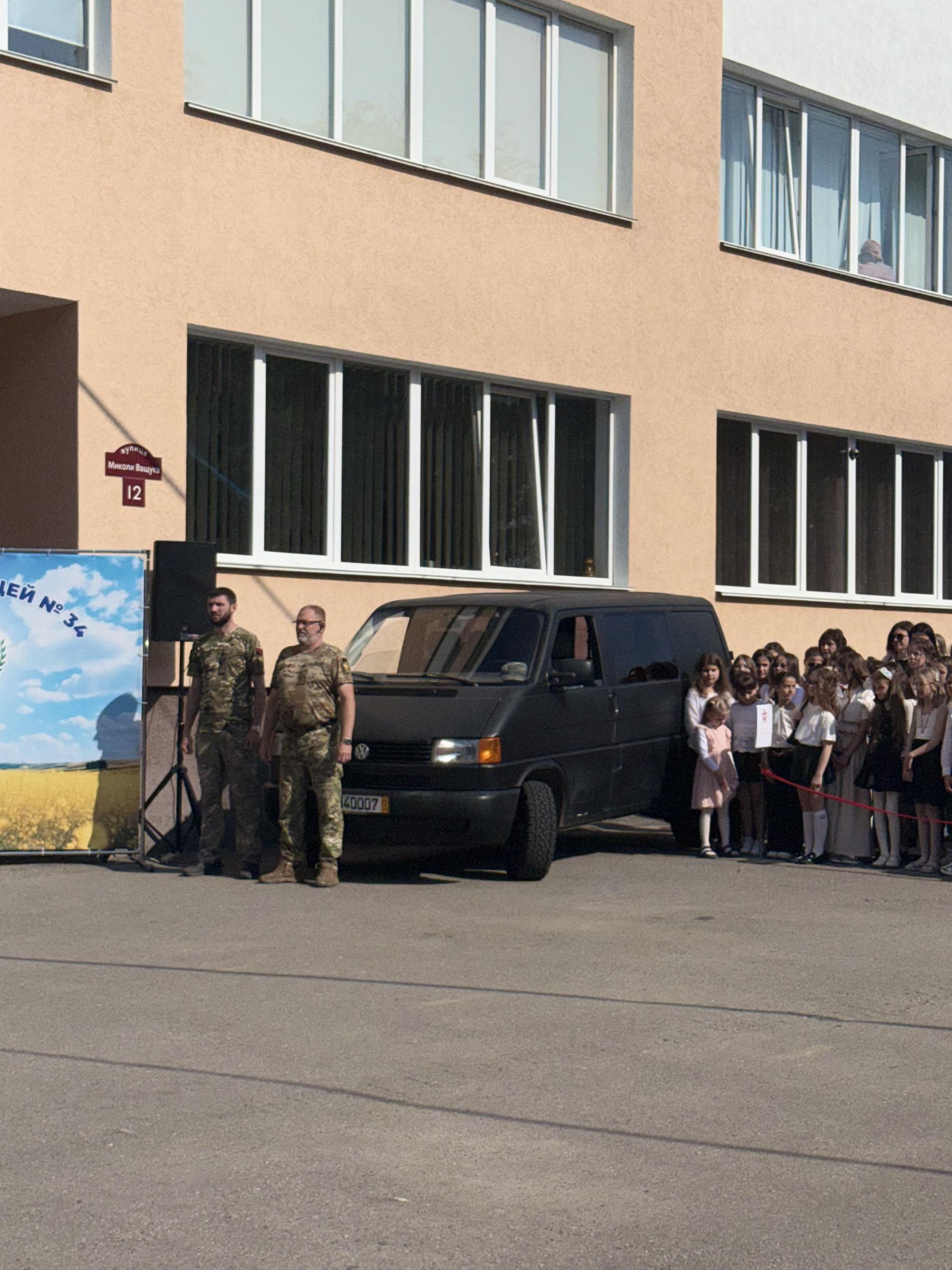 Новини Вінниці - фото з Останній дзвоник пролунав у вінницьких школах: яким був рік незламності, благодійності, нових починань