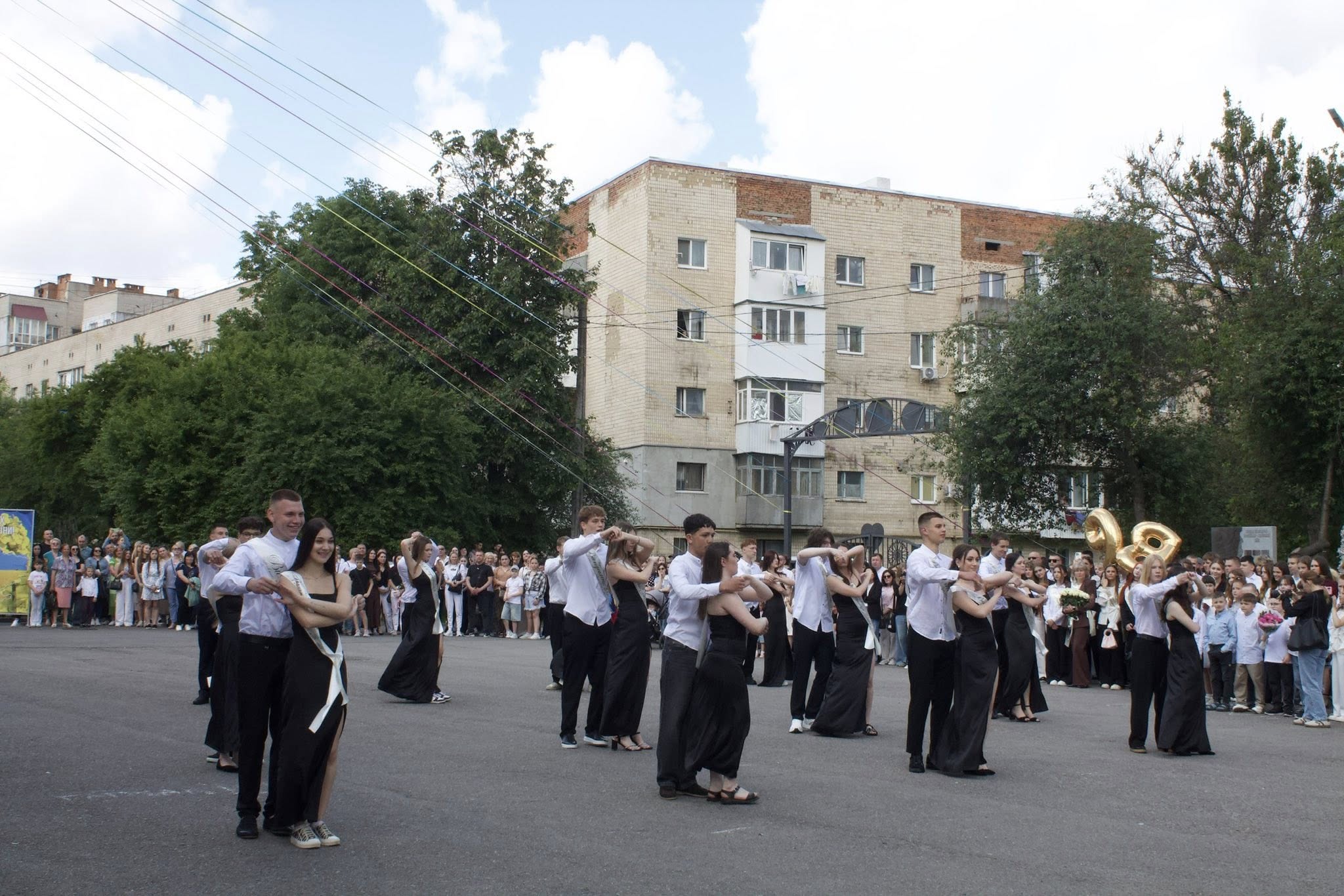 Новини Вінниці - фото з Останній дзвоник пролунав у вінницьких школах: яким був рік незламності, благодійності, нових починань
