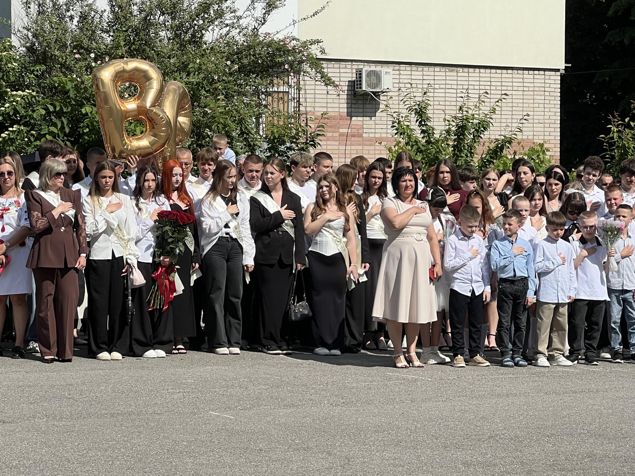 Новини Вінниці - фото з Останній дзвоник пролунав у вінницьких школах: яким був рік незламності, благодійності, нових починань