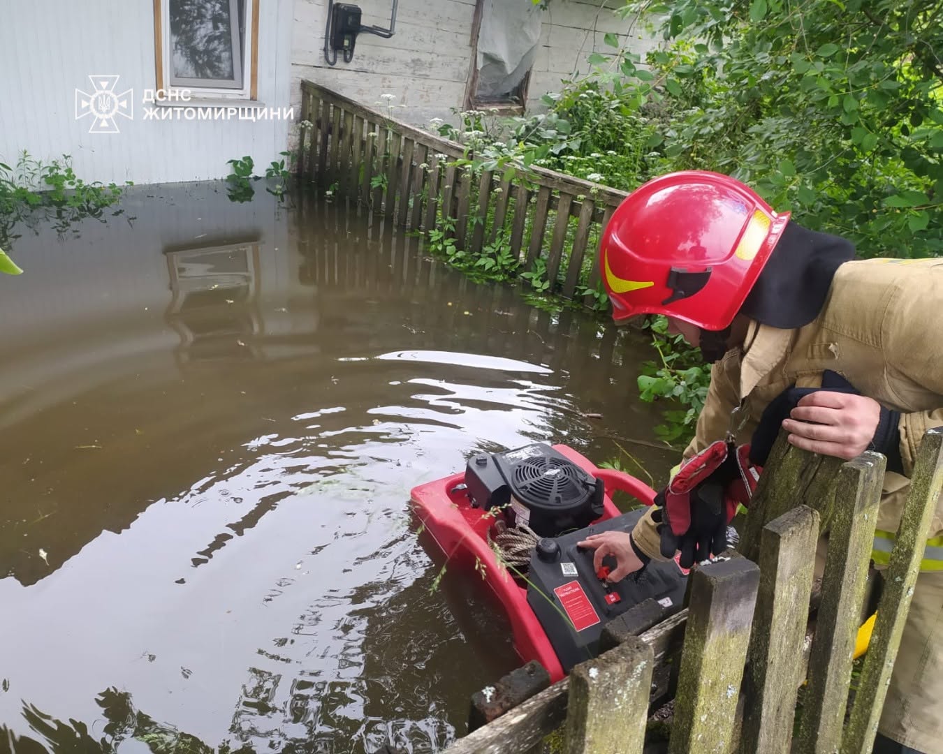 Новини Житомира - фото з Після рясних злив рятувальники відкачували воду у господарствах Бердичівського та Житомирського районів