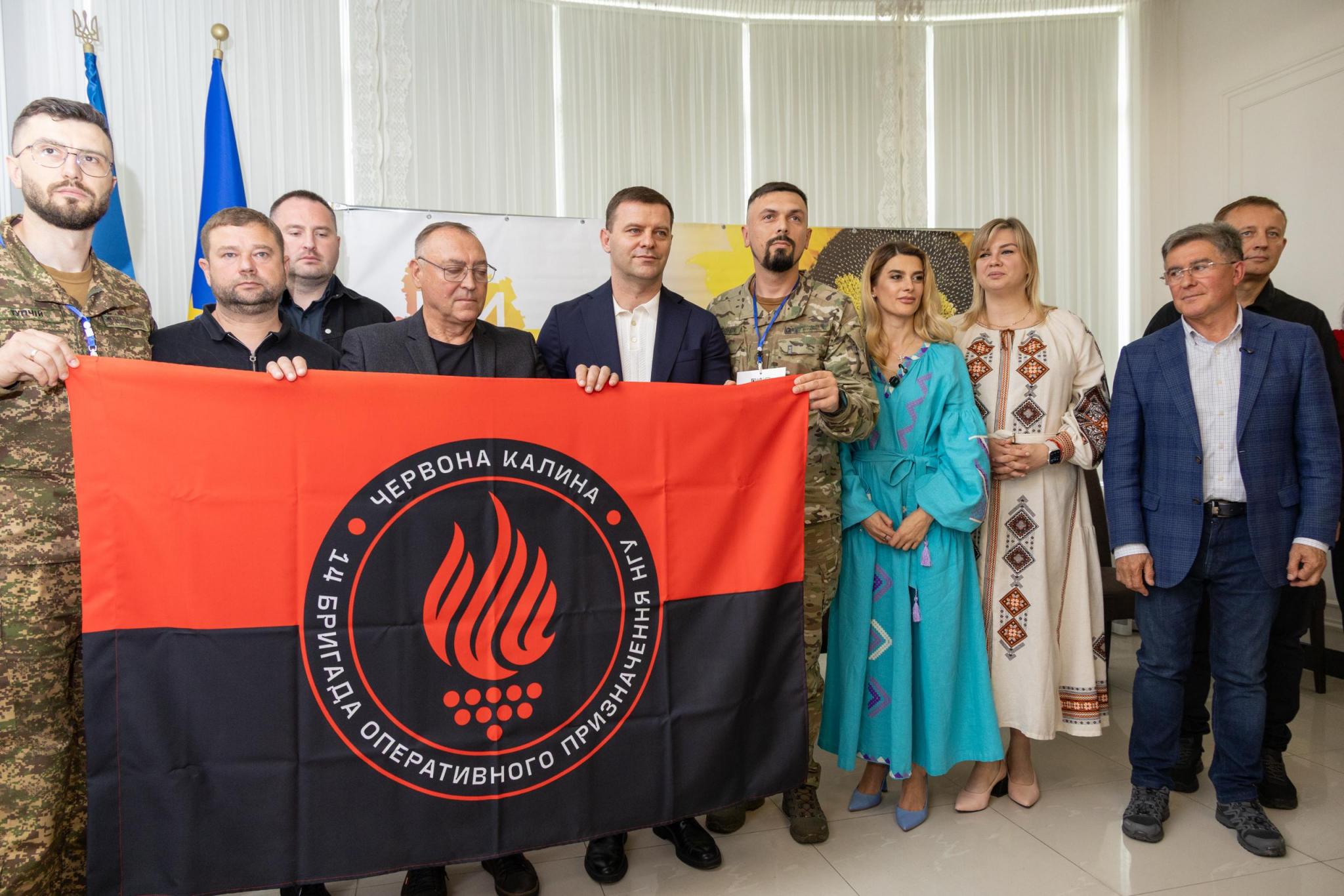 Новини Козятина - фото з Микола Філонов разом із партнерами передали військовим 13 автомобілів та обладнання на майже 5 мільйонів гривень (БФ «Український Альянс»)