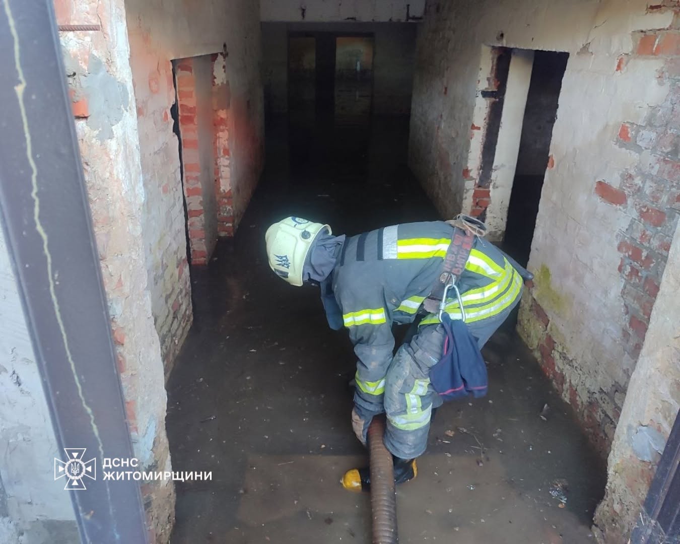 Новини Житомира - фото з В Овручі через опади затопило підвал допоміжної будівлі церкви: рятувальники викачали близько 200 куб. м води