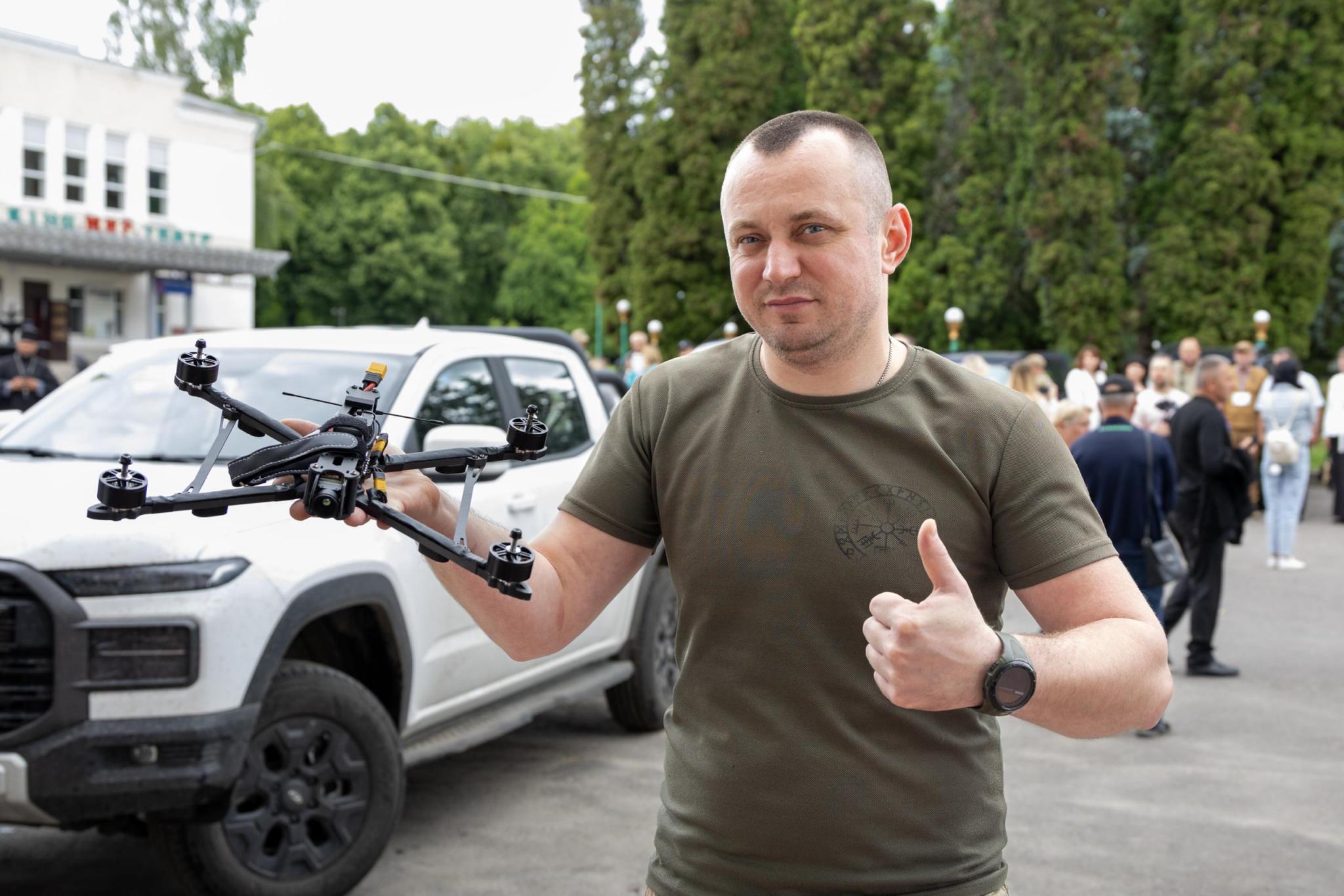 Новини Козятина - фото з Микола Філонов разом із партнерами передали військовим 13 автомобілів та обладнання на майже 5 мільйонів гривень (БФ «Український Альянс»)