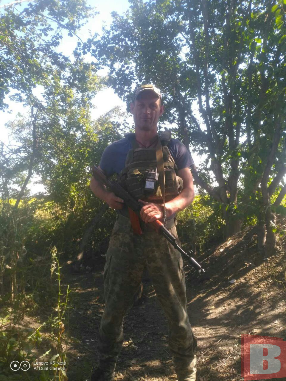 Новини Хмельницького - фото з «Тато, я так хотіла, щоб ти був поруч»: хмельничанка прийшла у випускній сукні до портрета загиблого батька