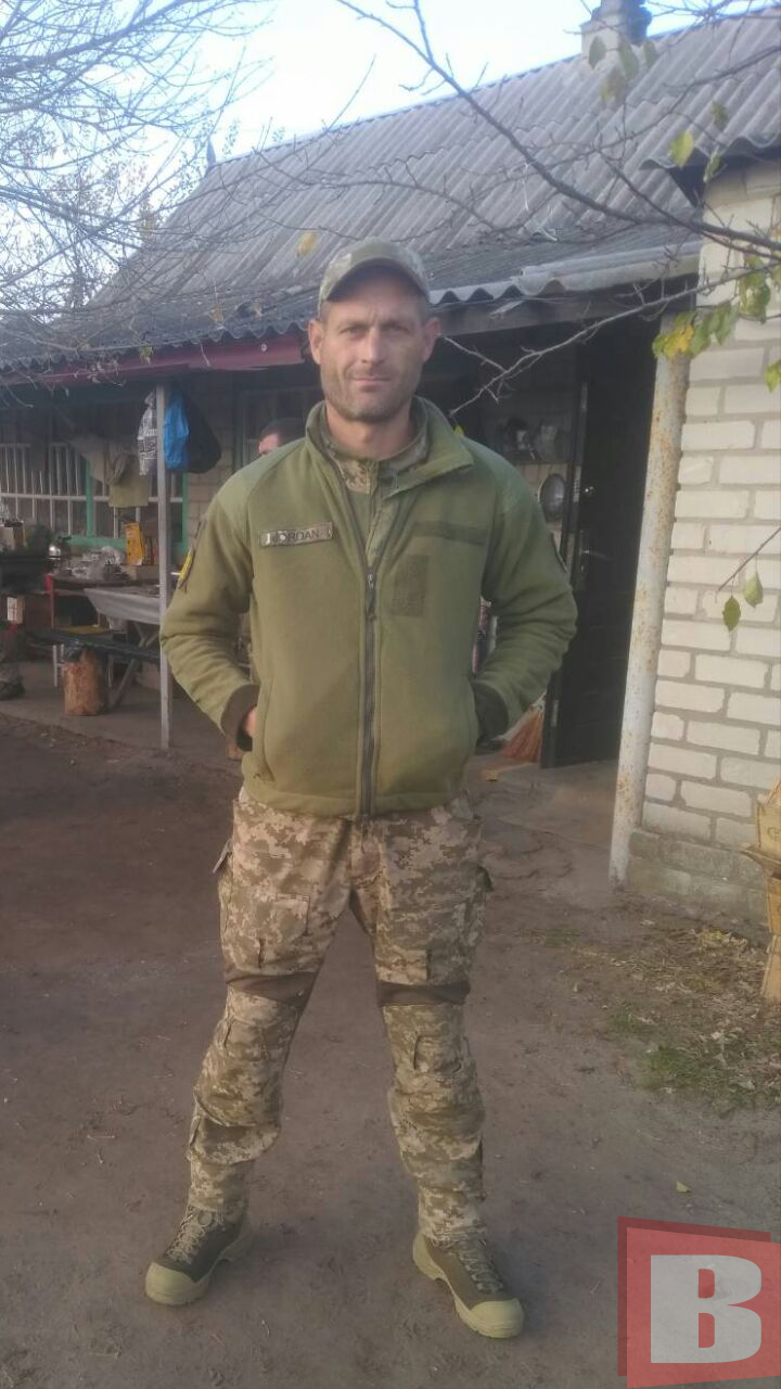 Новини Хмельницького - фото з «Тато, я так хотіла, щоб ти був поруч»: хмельничанка прийшла у випускній сукні до портрета загиблого батька