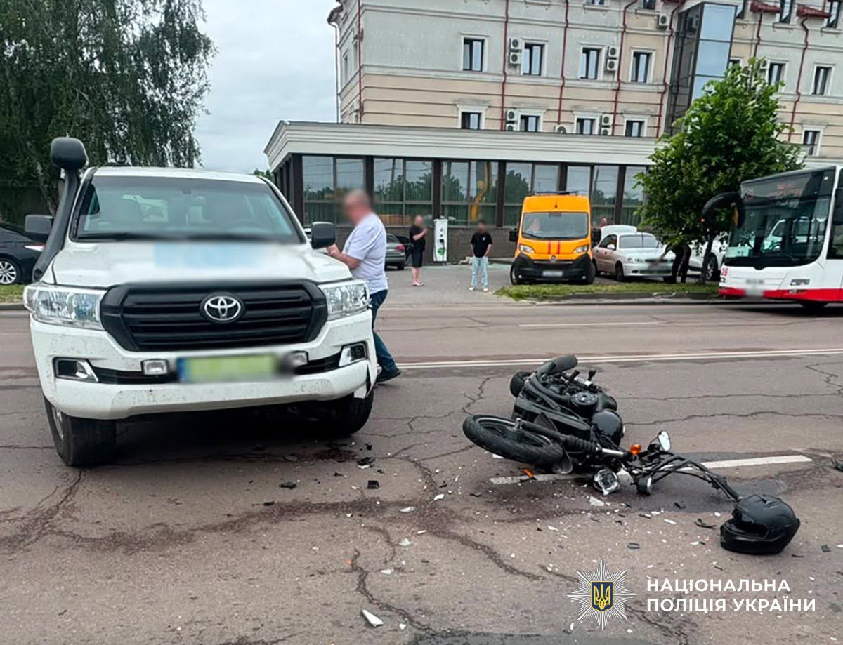 Новини Житомира - фото з ДТП на вулиці Перемоги у Житомирі: травми отримав 19-річний мотоцикліст