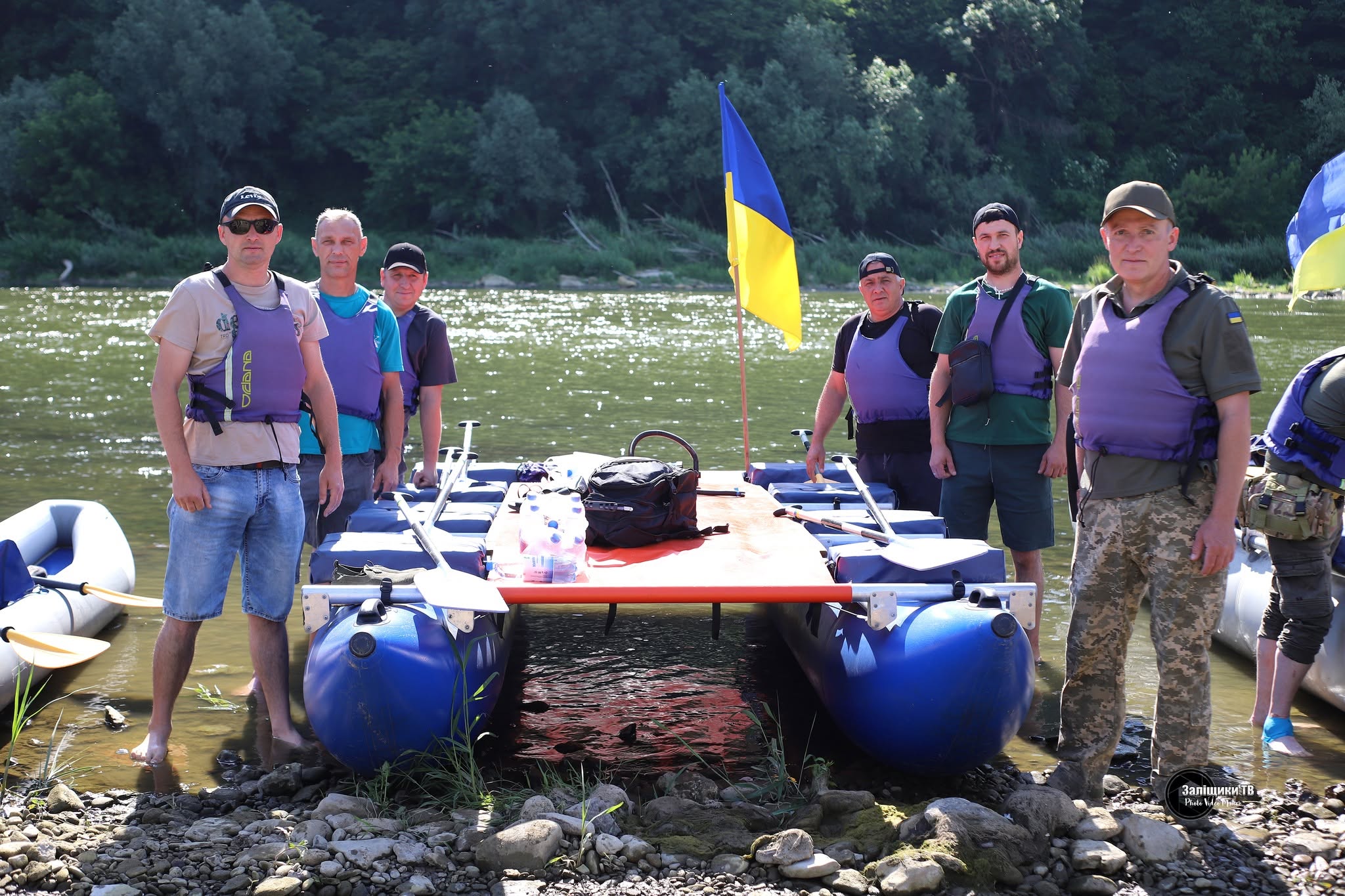 Новини Тернополя - фото з З веслами, піснями і жартами: пів сотні ветеранів підкорили Дністер на байдарках