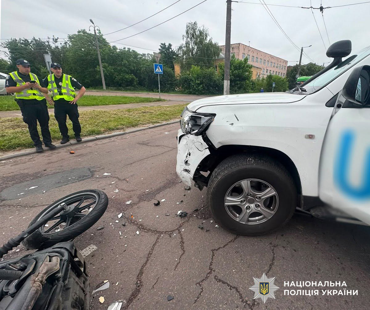 Новини Житомира - фото з ДТП на вулиці Перемоги у Житомирі: травми отримав 19-річний мотоцикліст