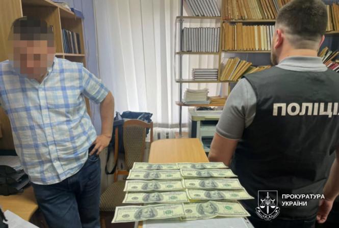 Новини Вінниці - фото з $1000 авансу за фальшивий техпаспорт: посадовцю БТІ загрожує ув'язнення