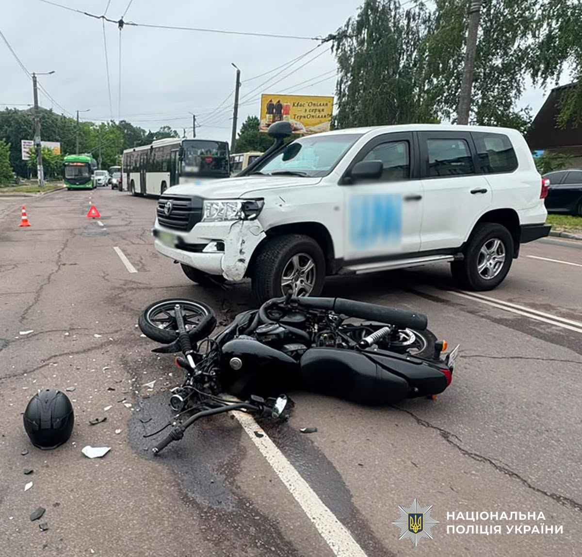 Новини Житомира - фото з ДТП на вулиці Перемоги у Житомирі: травми отримав 19-річний мотоцикліст