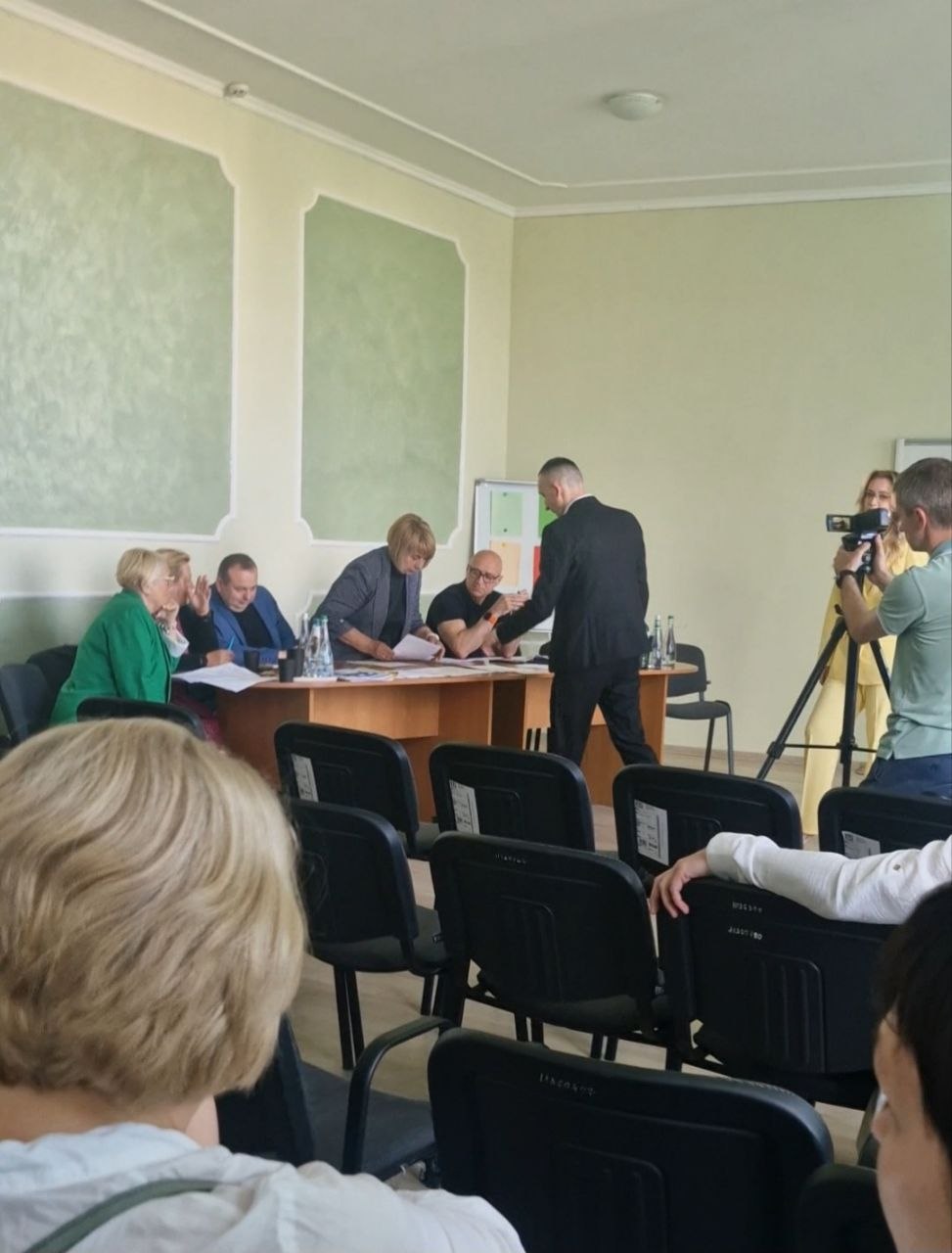 Новини Тернополя - фото з Пікет біля міськради: вчителі протестують проти нового директора та заявляють про фальсифікації