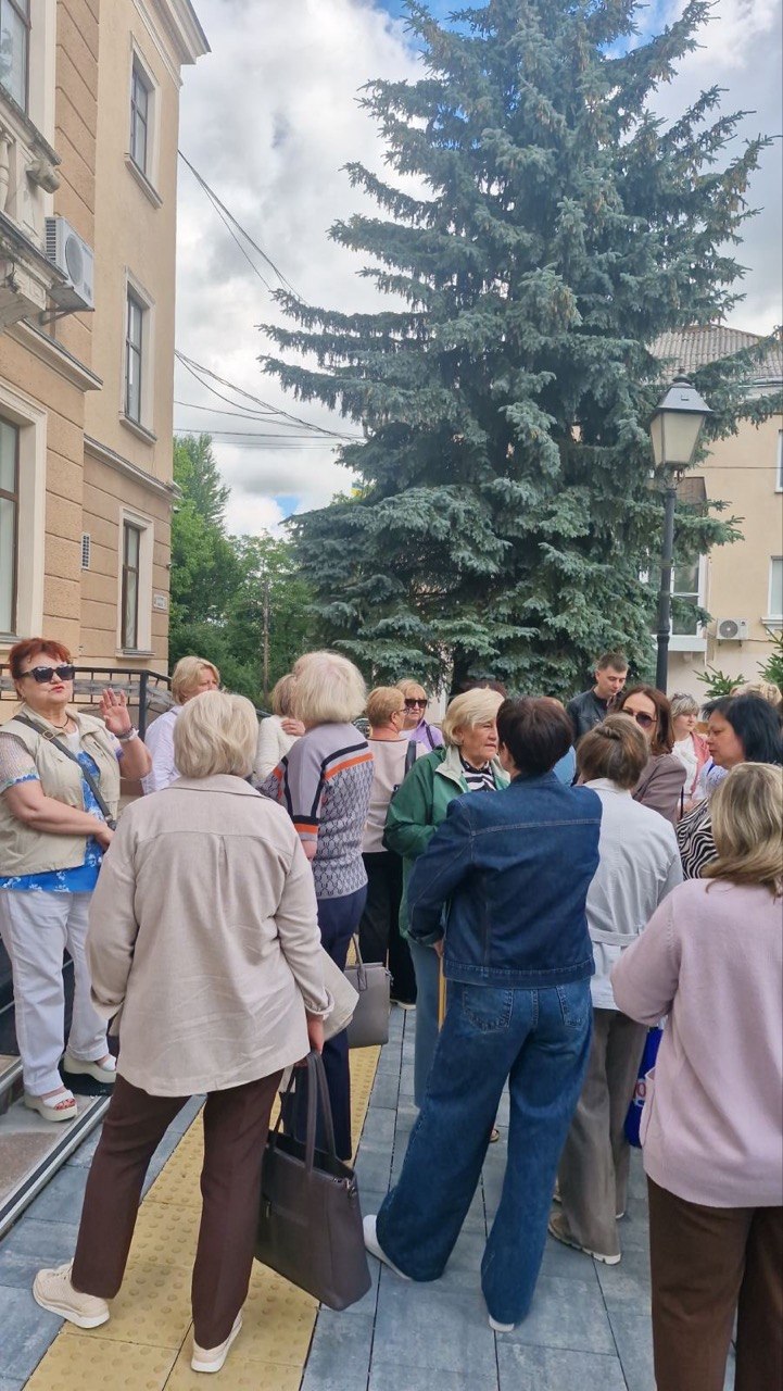 Новини Тернополя - фото з Пікет біля міськради: вчителі протестують проти нового директора та заявляють про фальсифікації