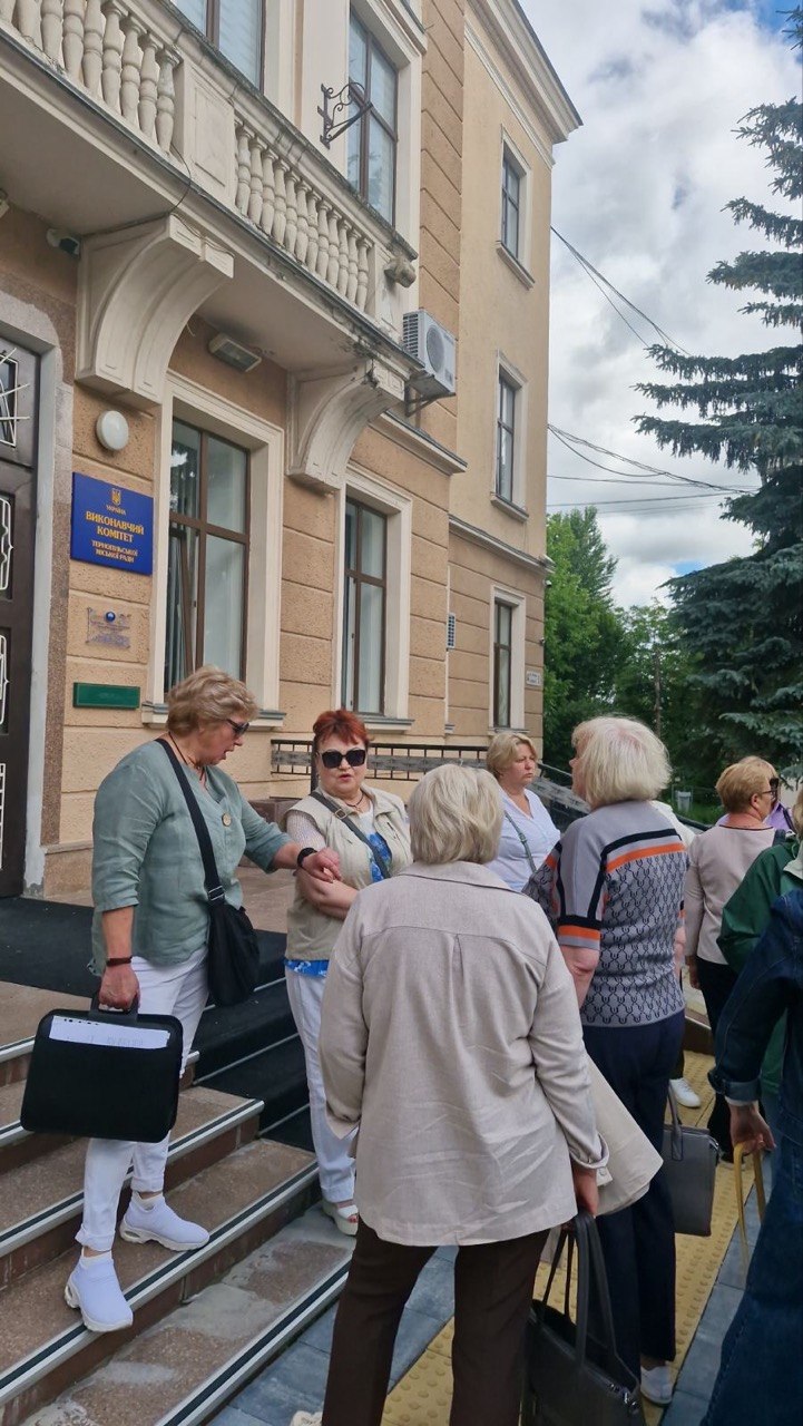 Новини Тернополя - фото з Пікет біля міськради: вчителі протестують проти нового директора та заявляють про фальсифікації