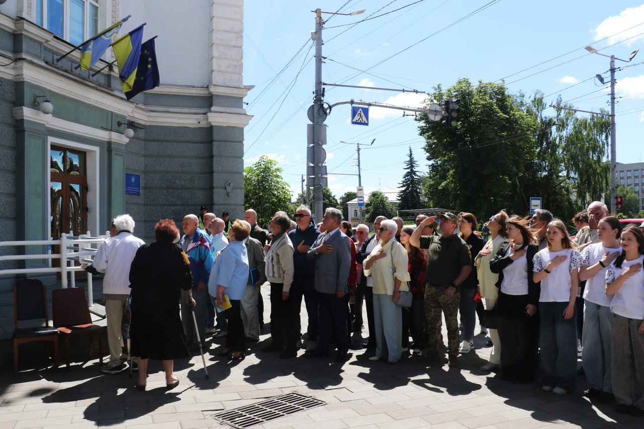 Новини Житомира - фото з 36 років тому над міською радою у Житомирі підняли синьо-жовтий прапор. ВІДЕО