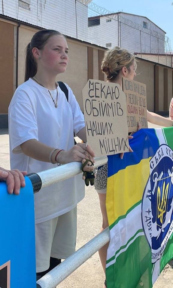Новини Хмельницького - фото з Дочекалася двох братів із полону: історія Олени, яка щоп’ятниці виходить на акцію у Хмельницькому