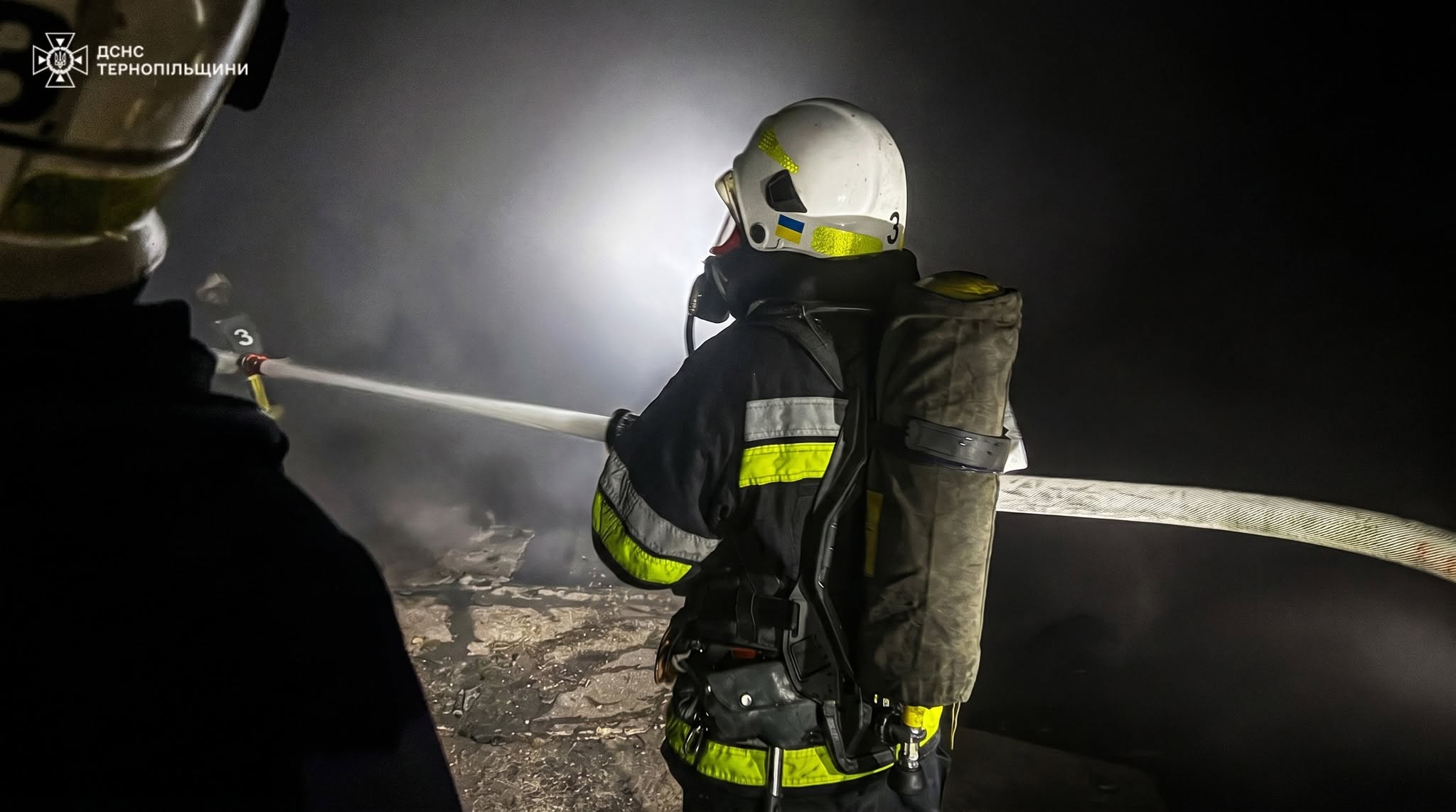 Новини Тернополя - фото з Рятувальники показали кадри з масштабної пожежі на виробництві в Тернополі