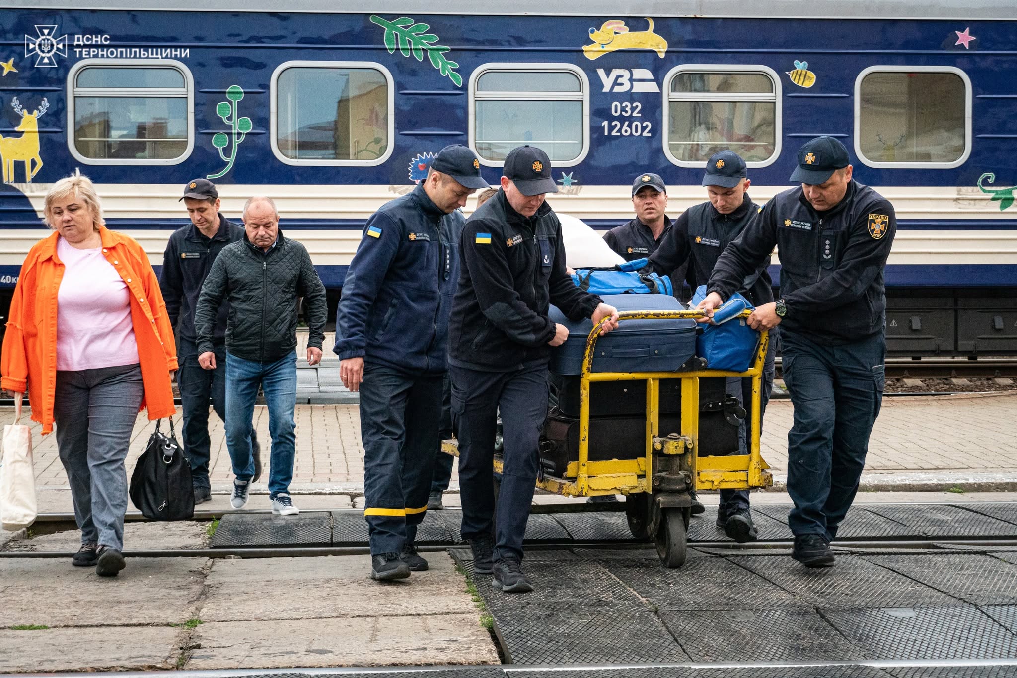 Новини Тернополя - фото з У Тернополі зустріли дітей , які приїхали на оздоровлення: на допомогу прийшли рятувальники