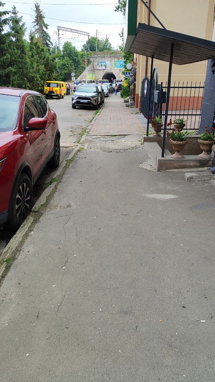 Новини Тернополя - фото з Суцільні ями та вибоїни: тернополяни скаржаться на стан дороги на вулиці Родини Барвінських