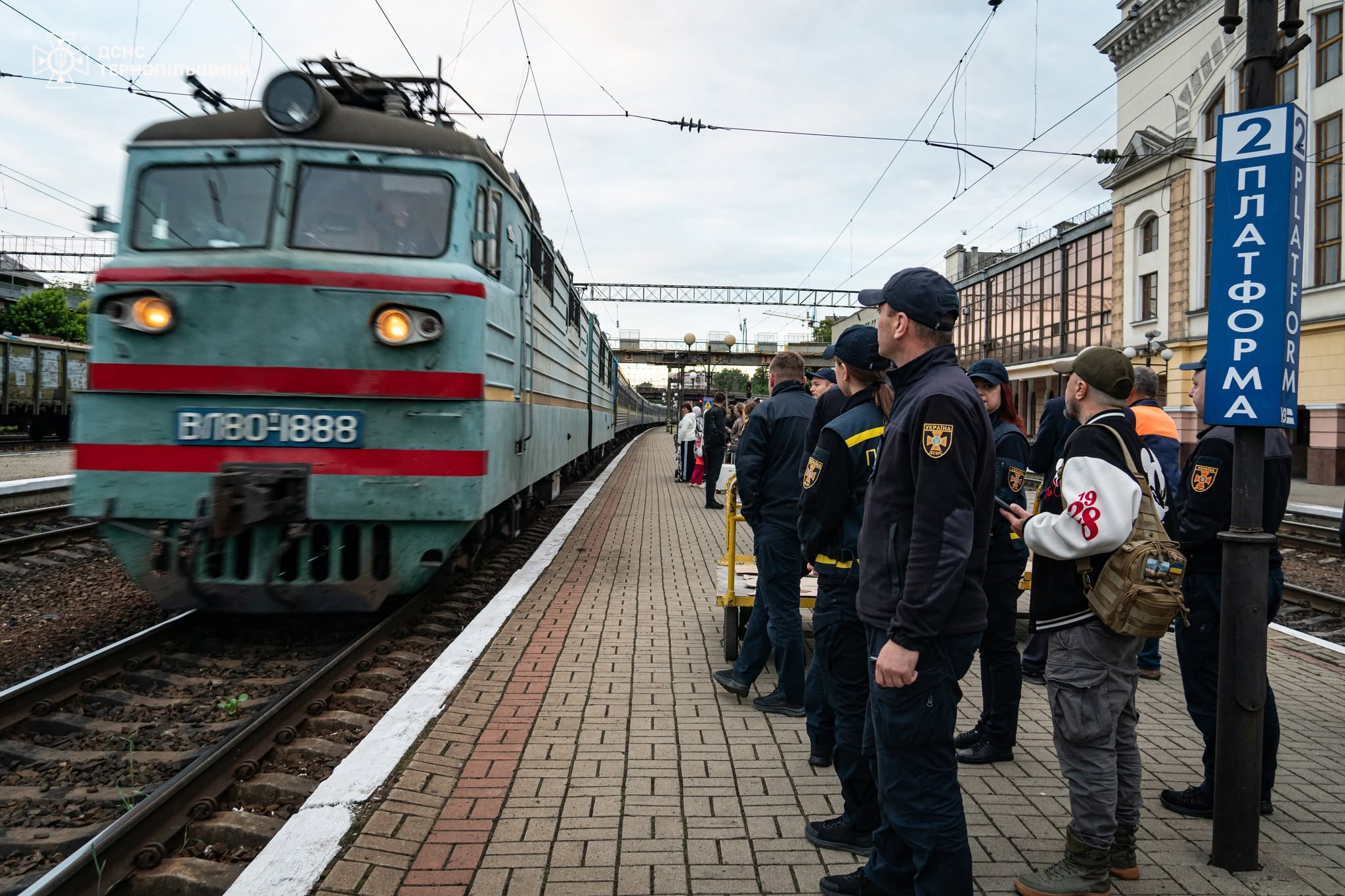 Новини Тернополя - фото з У Тернополі зустріли дітей , які приїхали на оздоровлення: на допомогу прийшли рятувальники
