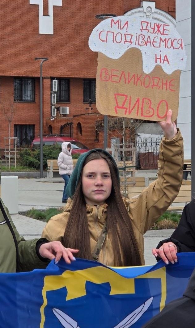 Новини Хмельницького - фото з Дочекалася двох братів із полону: історія Олени, яка щоп’ятниці виходить на акцію у Хмельницькому
