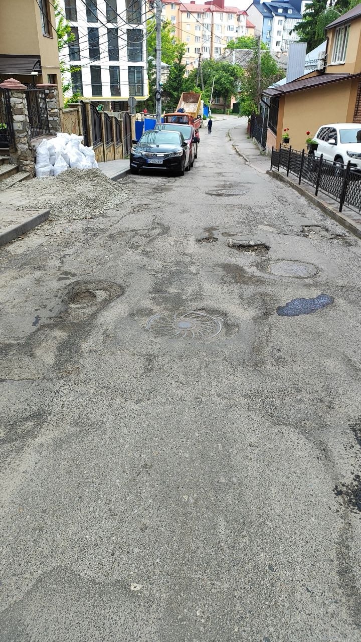 Новини Тернополя - фото з Суцільні ями та вибоїни: тернополяни скаржаться на стан дороги на вулиці Родини Барвінських