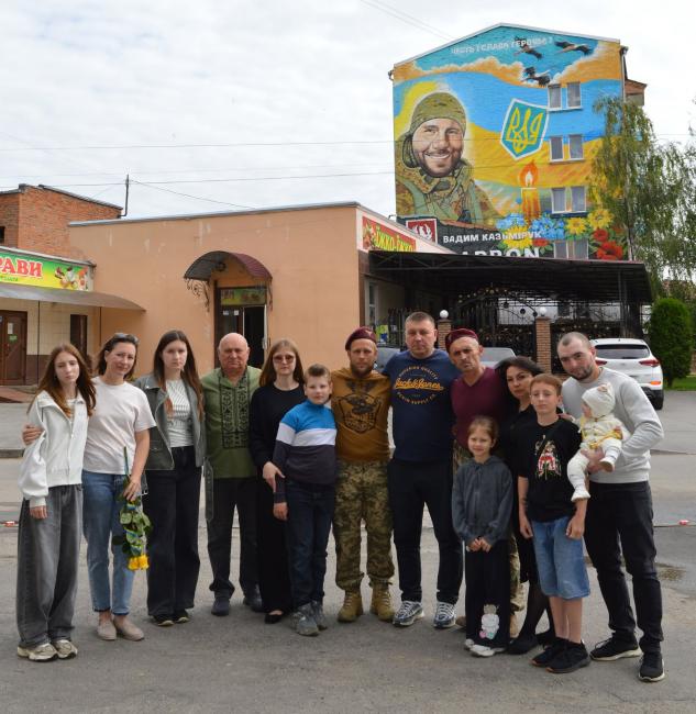 Новини Вінниці - фото з «На стіні гуртожитку житиме його образ». У Барі відкрили мурал полеглому Герою Вадиму Казьміруку