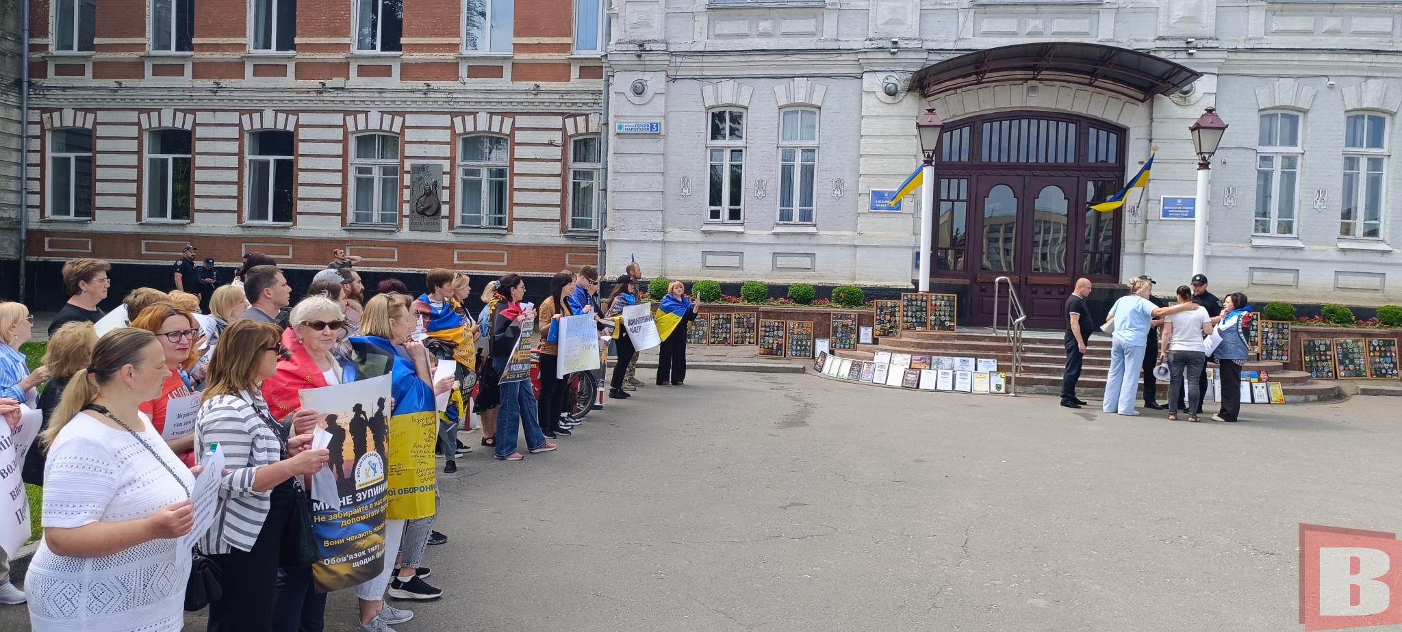 Новини Хмельницького - фото з «Волонтерам потрібне приміщення»: хмельничани зібрались на акцію під міською радою
