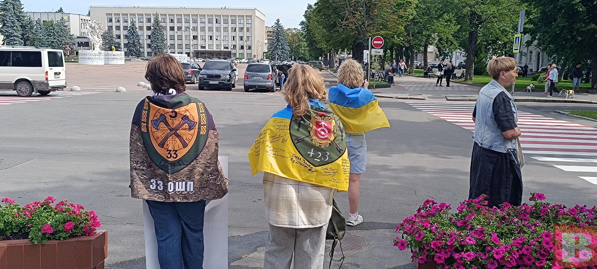 Новини Хмельницького - фото з «Волонтерам потрібне приміщення»: хмельничани зібрались на акцію під міською радою