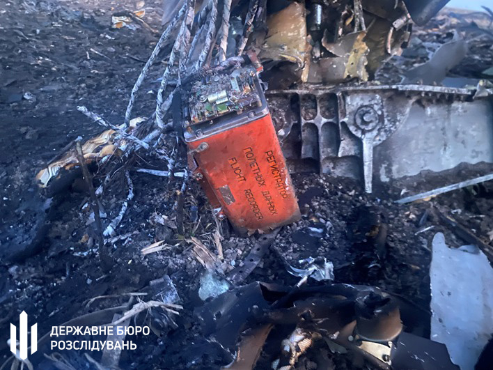 Новини Хмельницького - фото з ДБР вилучили «чорний ящик» на місці падіння бомбардувальника Су-24М на Хмельниччині