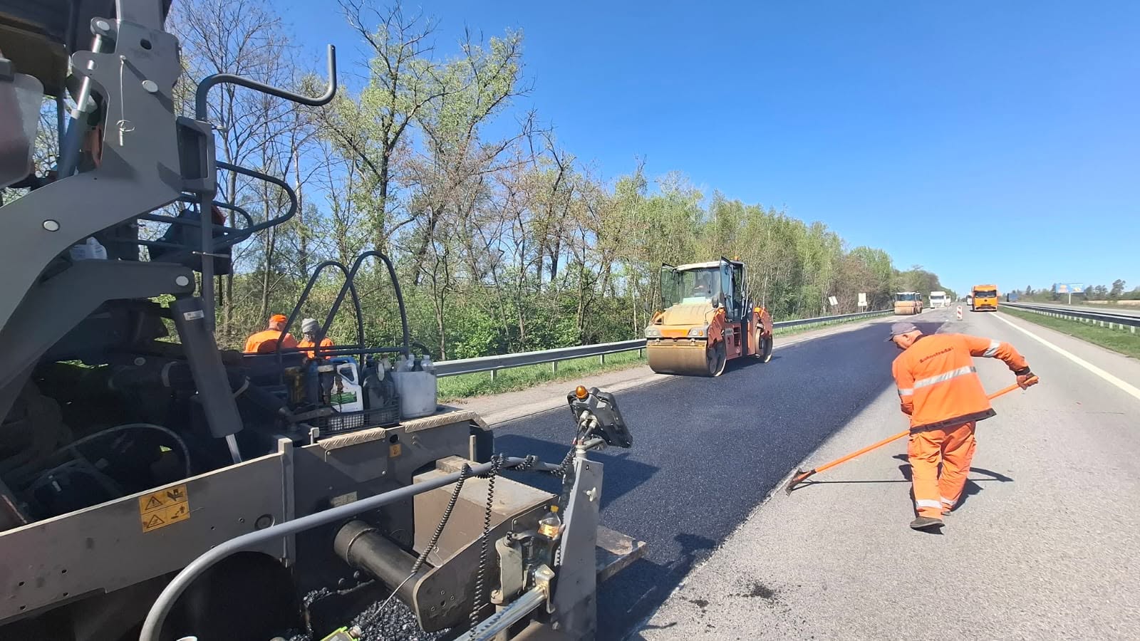 Новини Житомира - фото з На Звягельщині на магістралі М-06 дорожники завершили відновлення асфальтного покриття