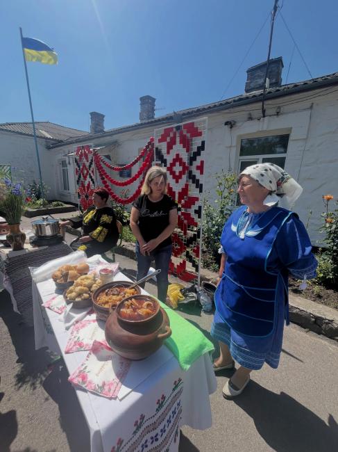 Новини Вінниці - фото з «Книга спогадів та гастрономічної душі»: Костянтин Грубич отримав у подарунок збірник рецептів з Вінниці